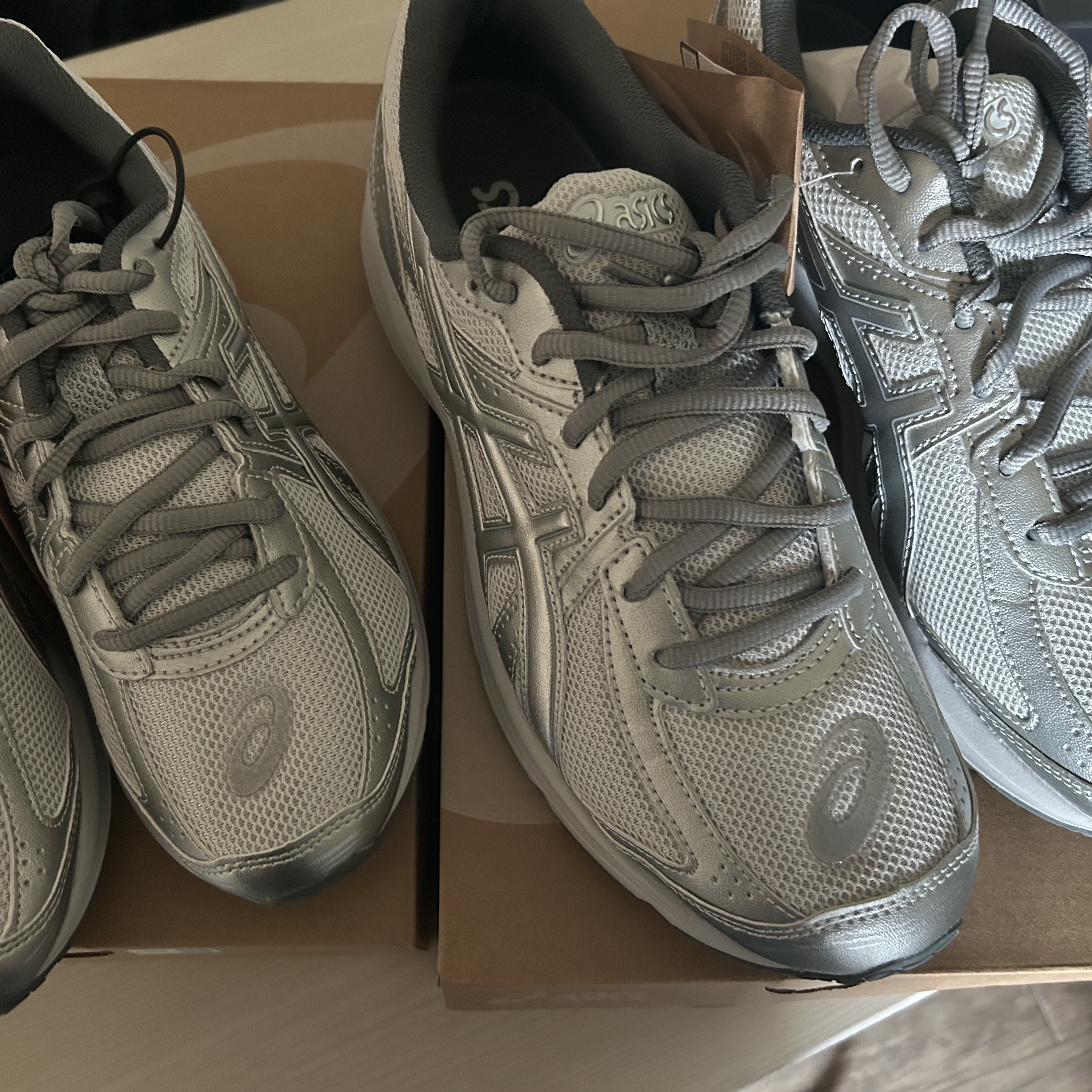 Asics Jog 100 S SMU Glacier Grey Pure Silver - 2E Wide 착용 스타일