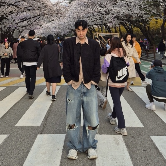 Balenciaga Destroyed Super Large Baggy Pants Blue 착용 스타일 - 3