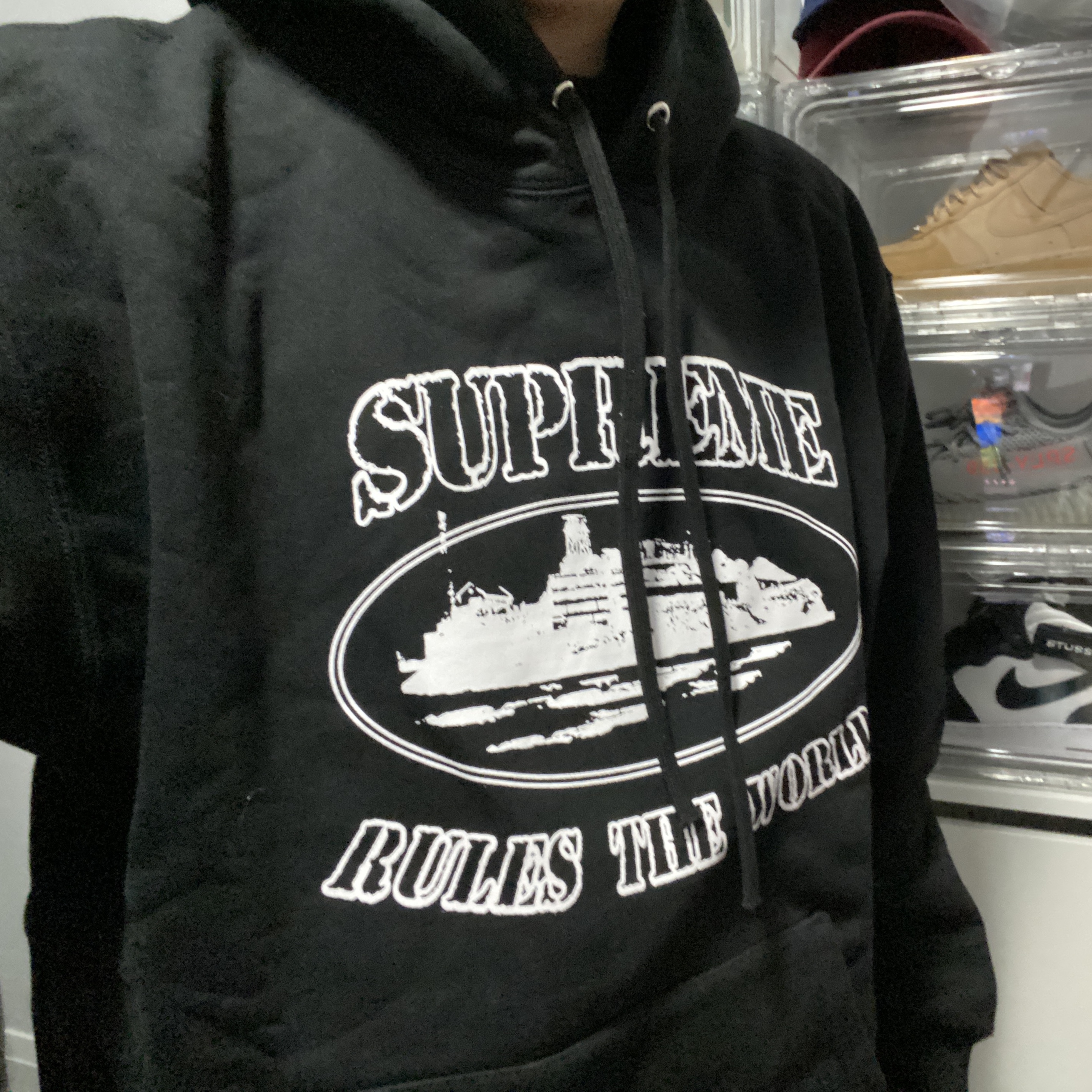 Supreme x Corteiz Rules The World Hoodie Black - 23FW 착용 스타일 - 3