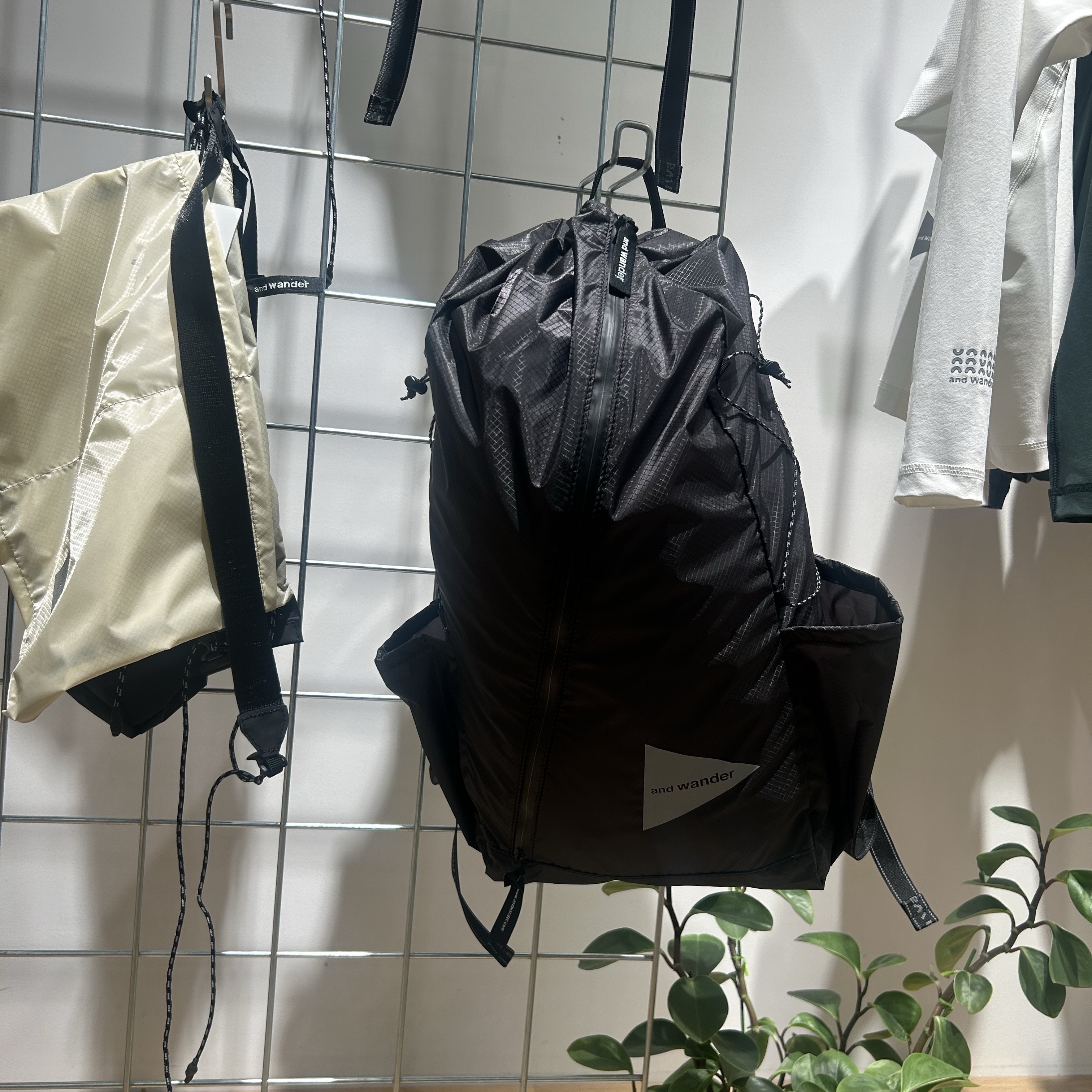 And Wander Sil Daypack Charcoal 착용 스타일 - 2