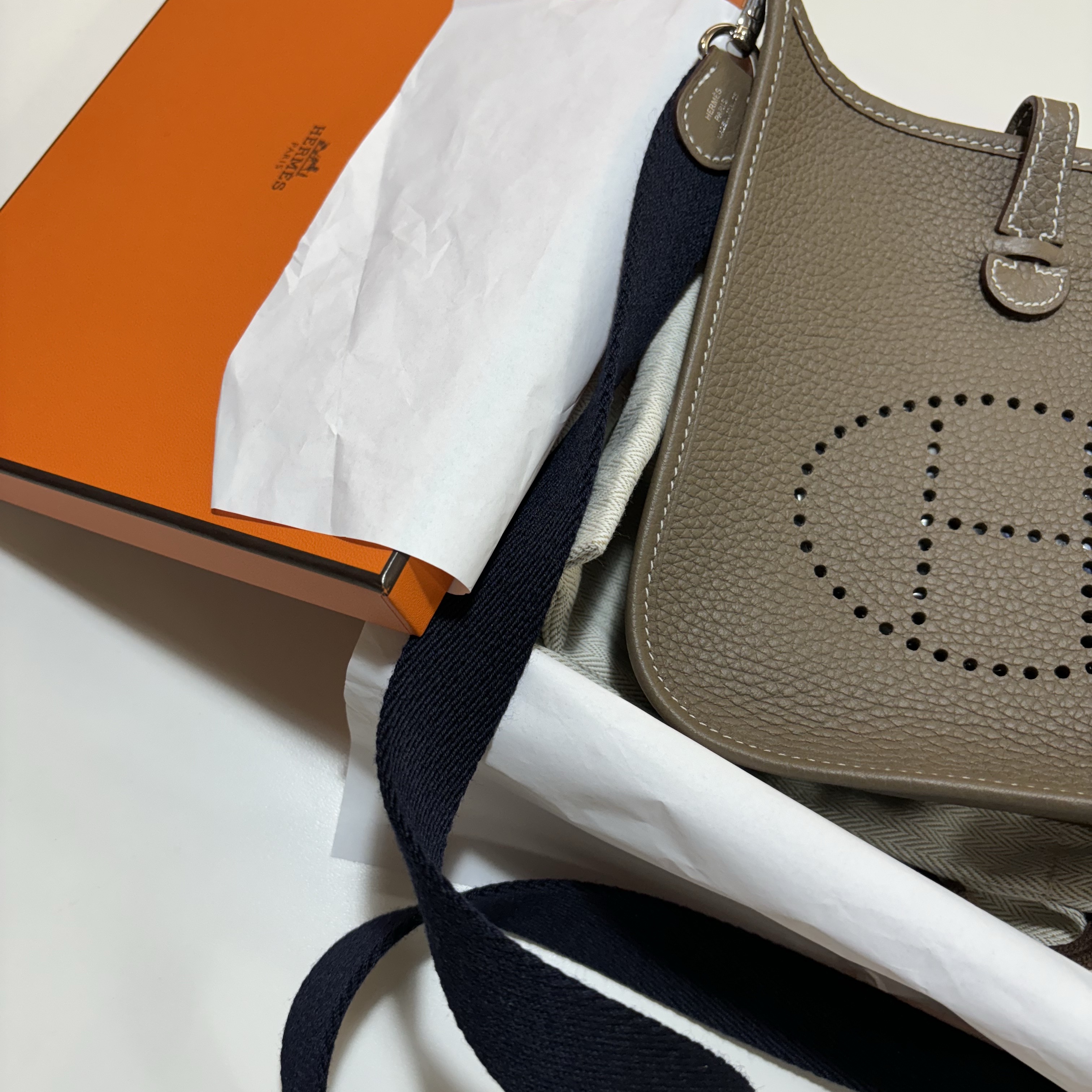 Hermes Evelyne 16 Amazone Bag Clemence & Palladium Etoupe Bleu Indigo 착용 스타일