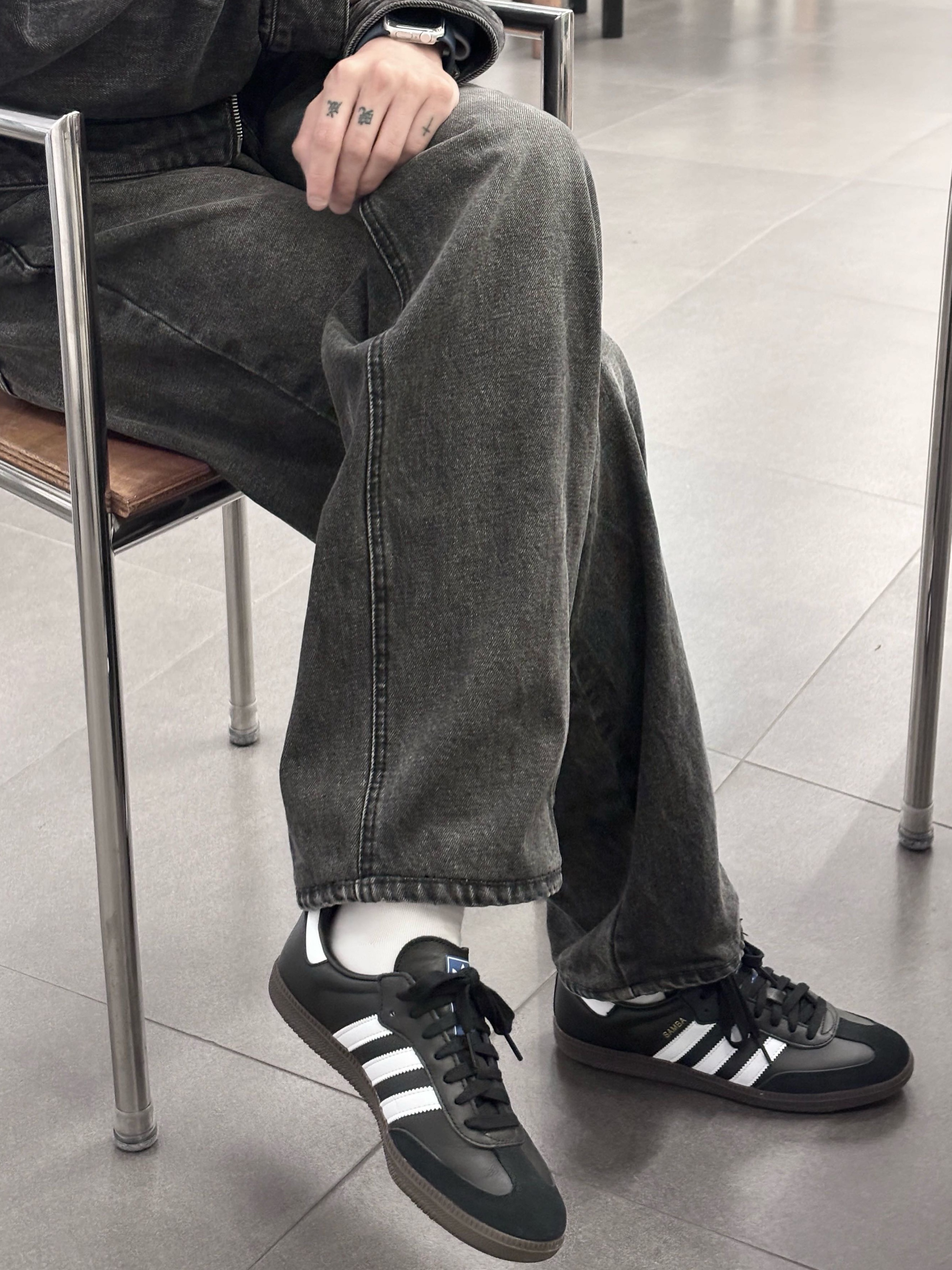 Adidas Samba OG Black White Gum 착용 스타일 - 1