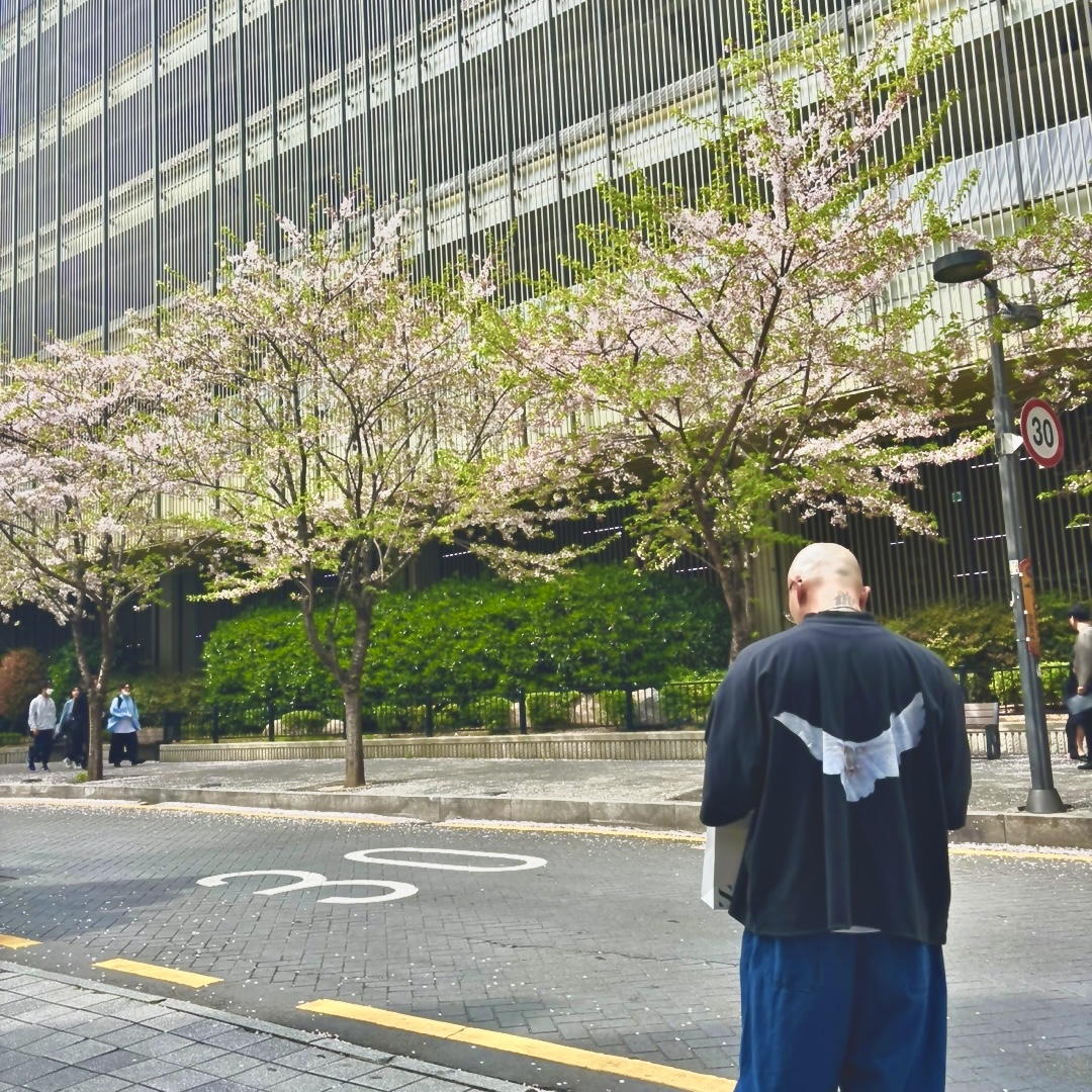 Yeezy Gap Engineered By Balenciaga Dove No Seam T-Shirt Black, Nike Dunk Low Sail University Blue 착용 스타일