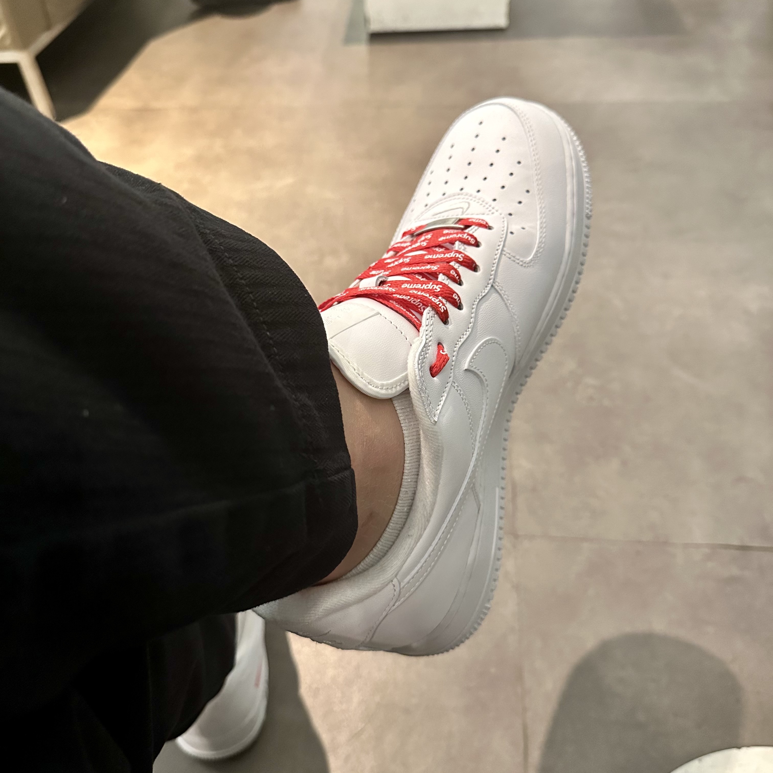 Nike x Supreme Air Force 1 Low White 착용 스타일