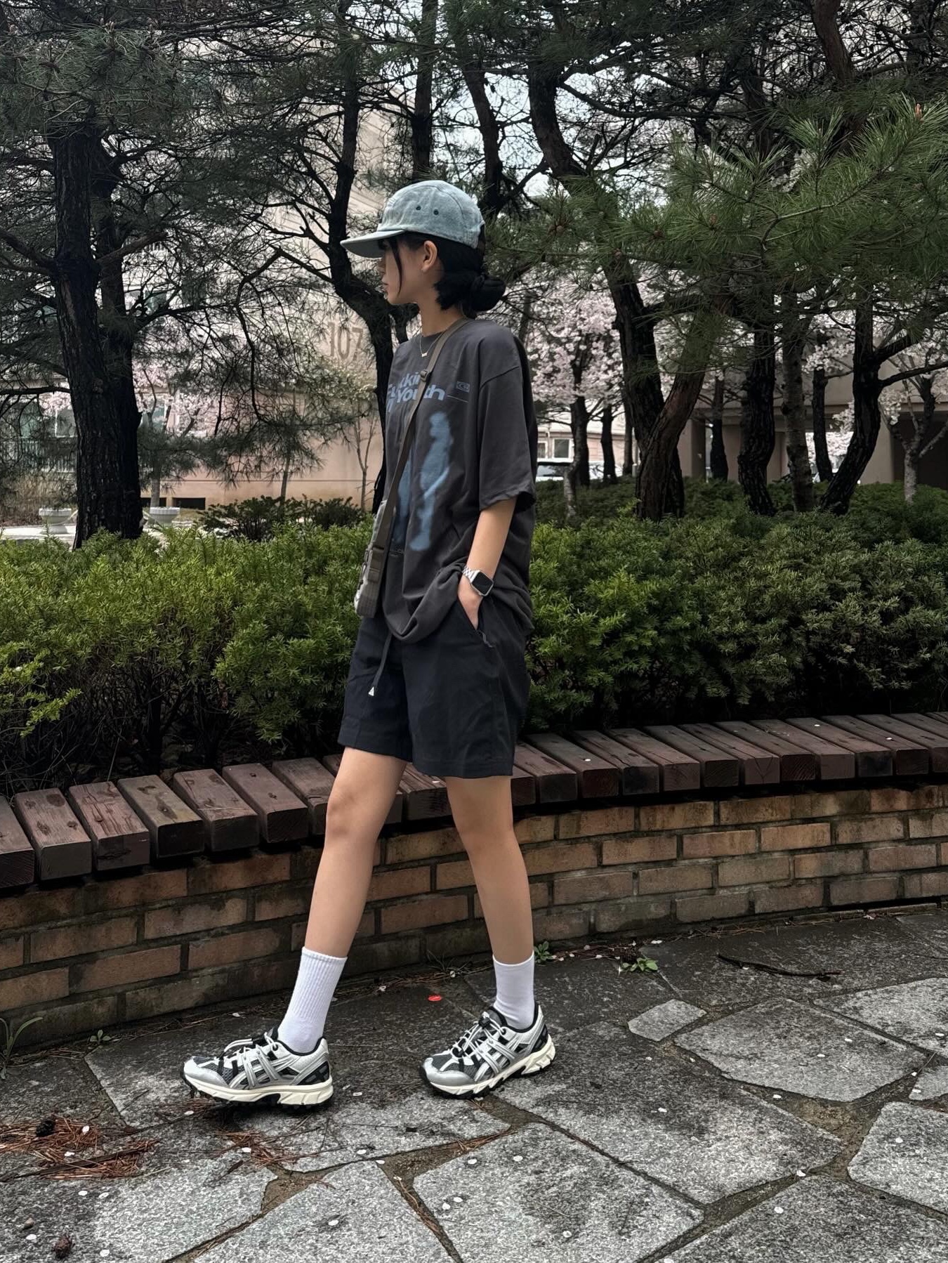 Supreme Washed Chino Twill Camp Cap Dirty Indigo - 24SS, Supreme Shoulder Bag Woodland Camo - 24SS 착용 스타일 - 2