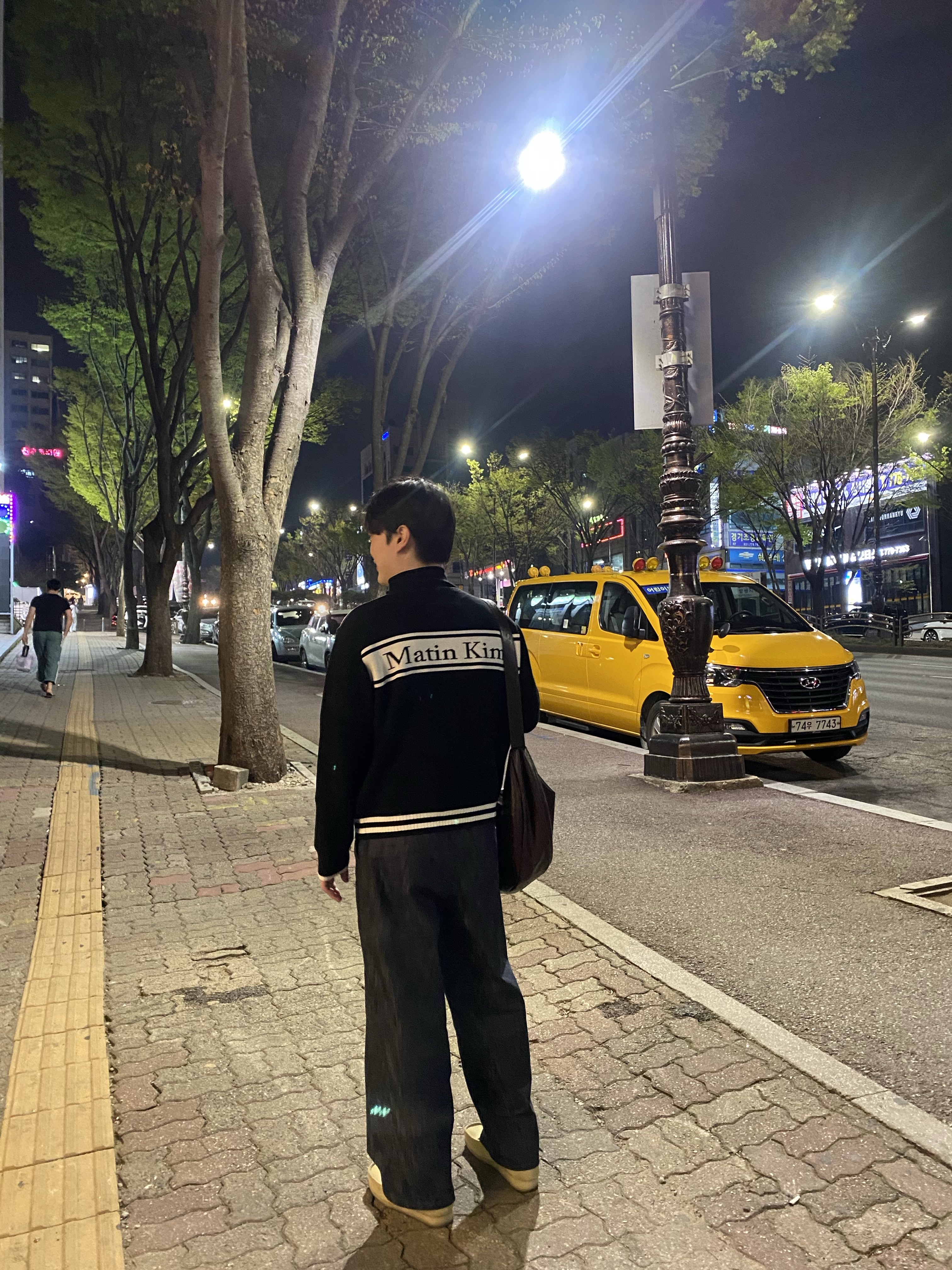 Matin Kim Spell Point Stripe Knit Cardigan Black, Clarks Wallabee Maple Suede 착용 스타일 - 4