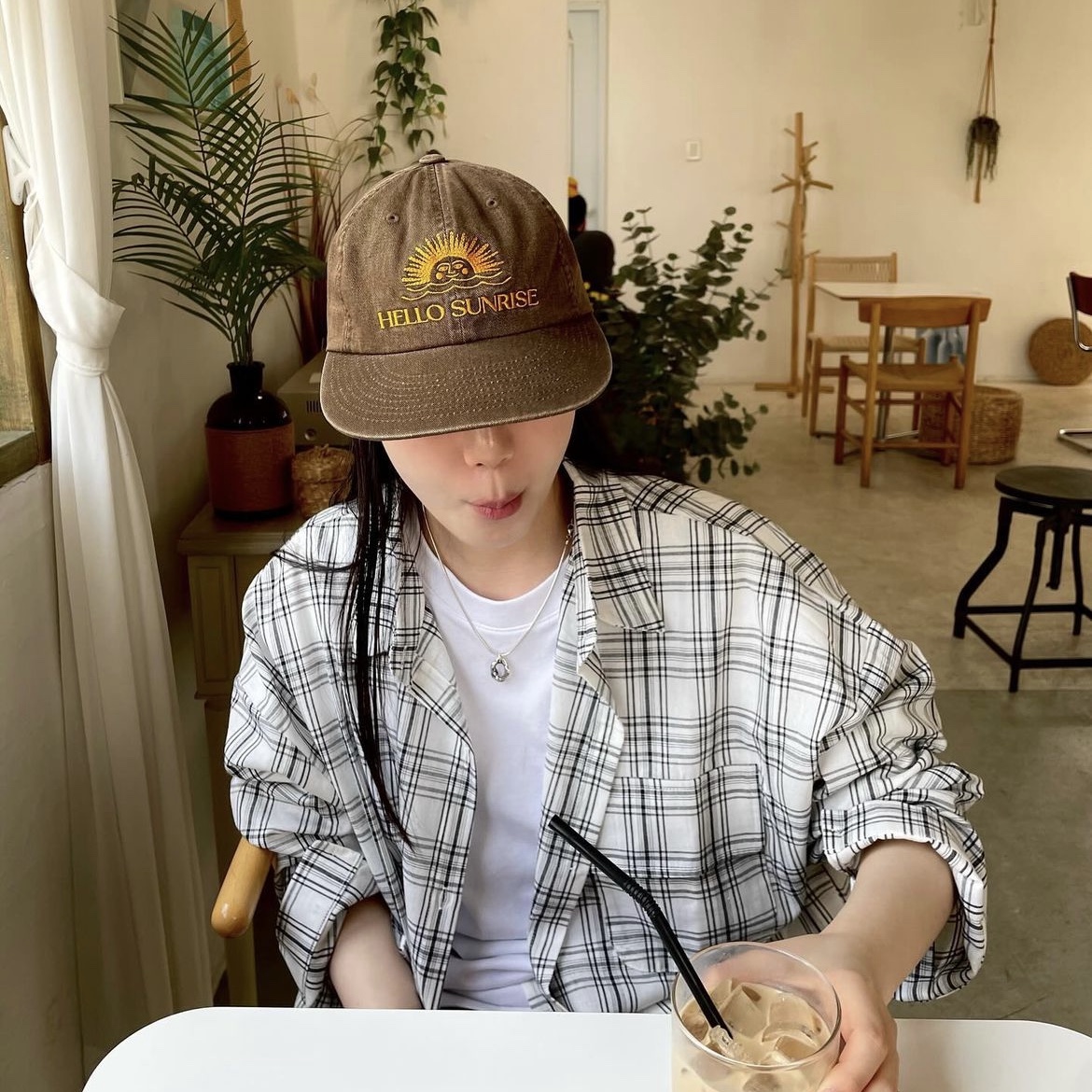Hello Sunrise Washed OG Logo Ball Cap Camel Brown 착용 스타일
