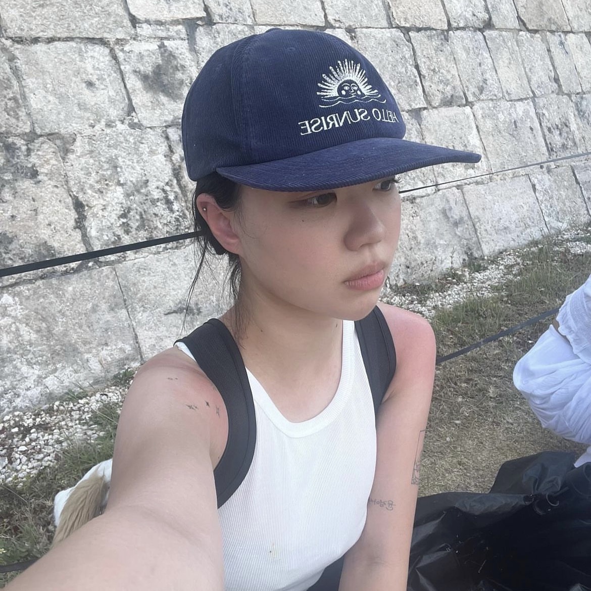 Hello Sunrise Washed VTG Arch Logo Ball Cap Navy, Hello Sunrise Washed VTG Arch Logo Ball Cap Sunset Orange 착용 스타일