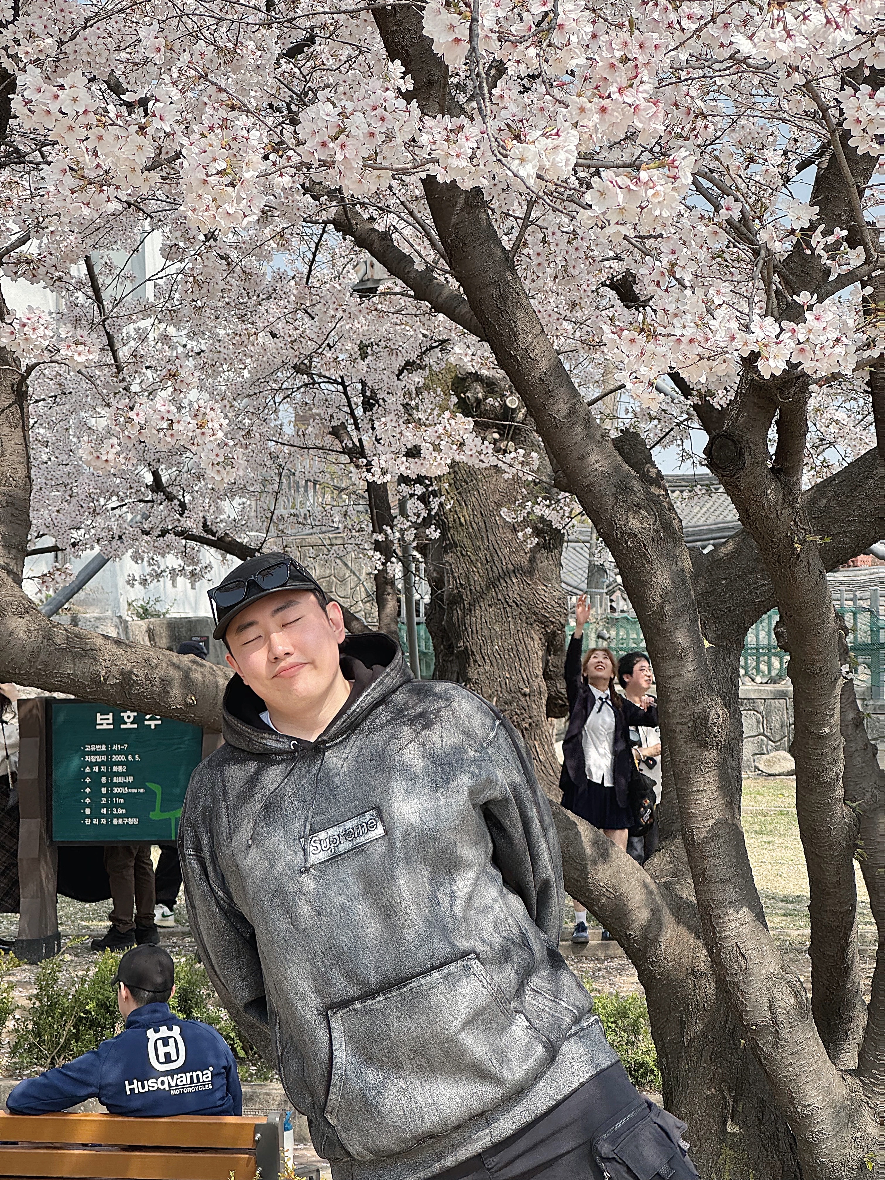 Supreme x MM6 Maison Margiela Foil Box Logo Hooded Sweatshirt Black - 24SS, Supreme x MM6 Maison Margiela Painted Camp Cap Black - 24SS 착용 스타일 - 2