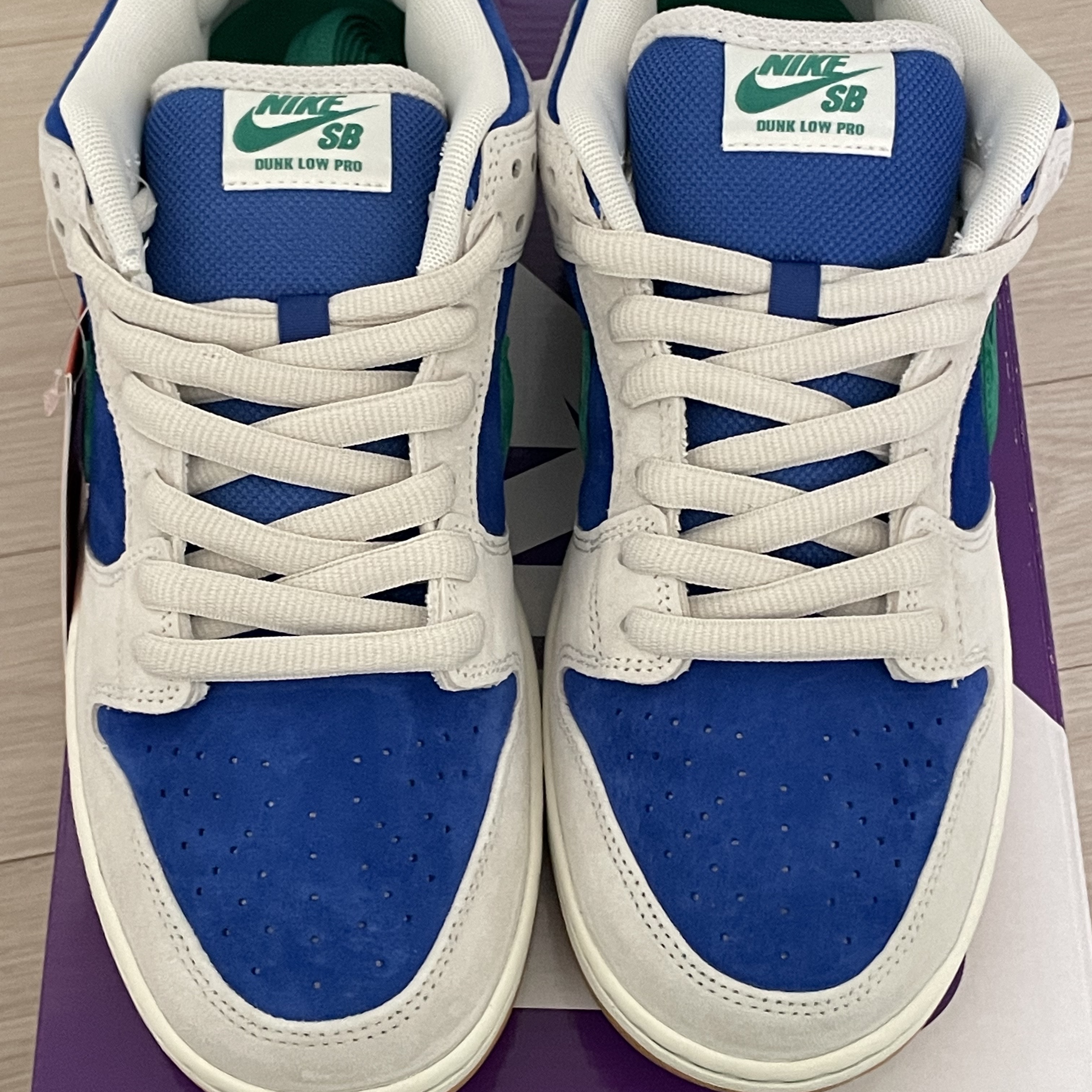Nike SB Dunk Low Pro Phantom and Hyper Royal 착용 스타일 - 1