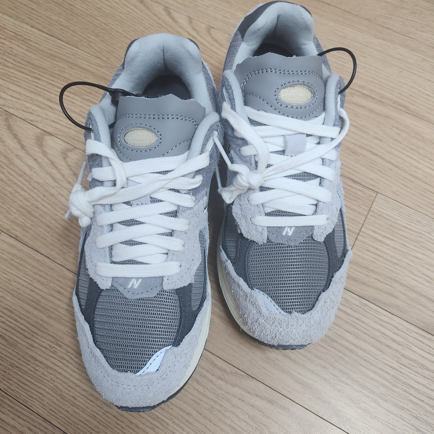 New Balance 2002R Protection Pack Rain Cloud 착용 스타일