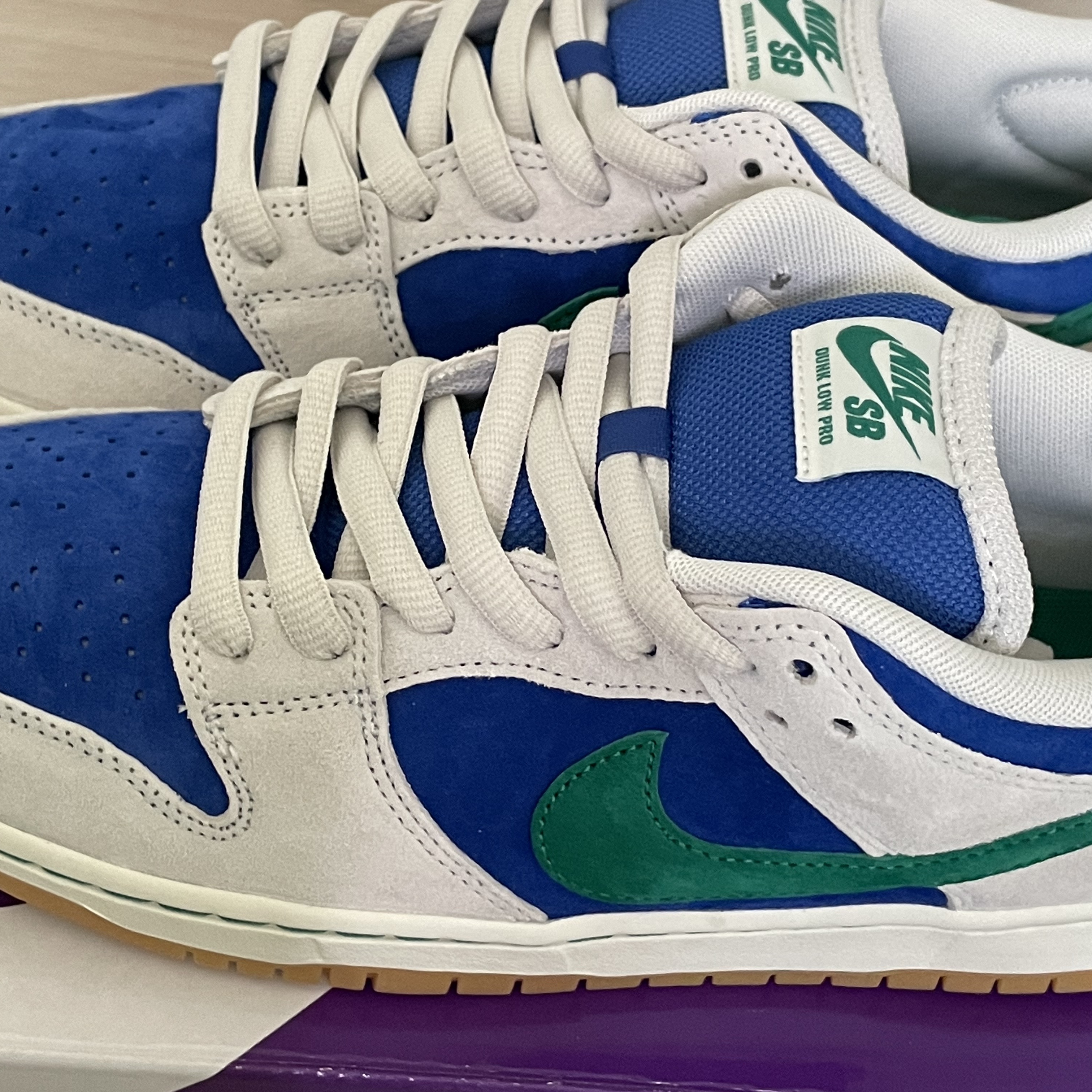 Nike SB Dunk Low Pro Phantom and Hyper Royal 착용 스타일 - 2