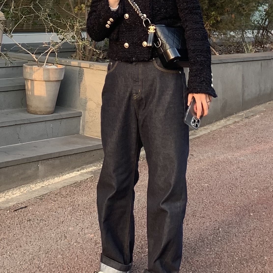 Chanel Gabrielle Small Hobo Bag Aged Calfskin & Gold Black, Supreme Corduroy S Logo 6-Panel Bleached Olive - 23FW 착용 스타일 - 3