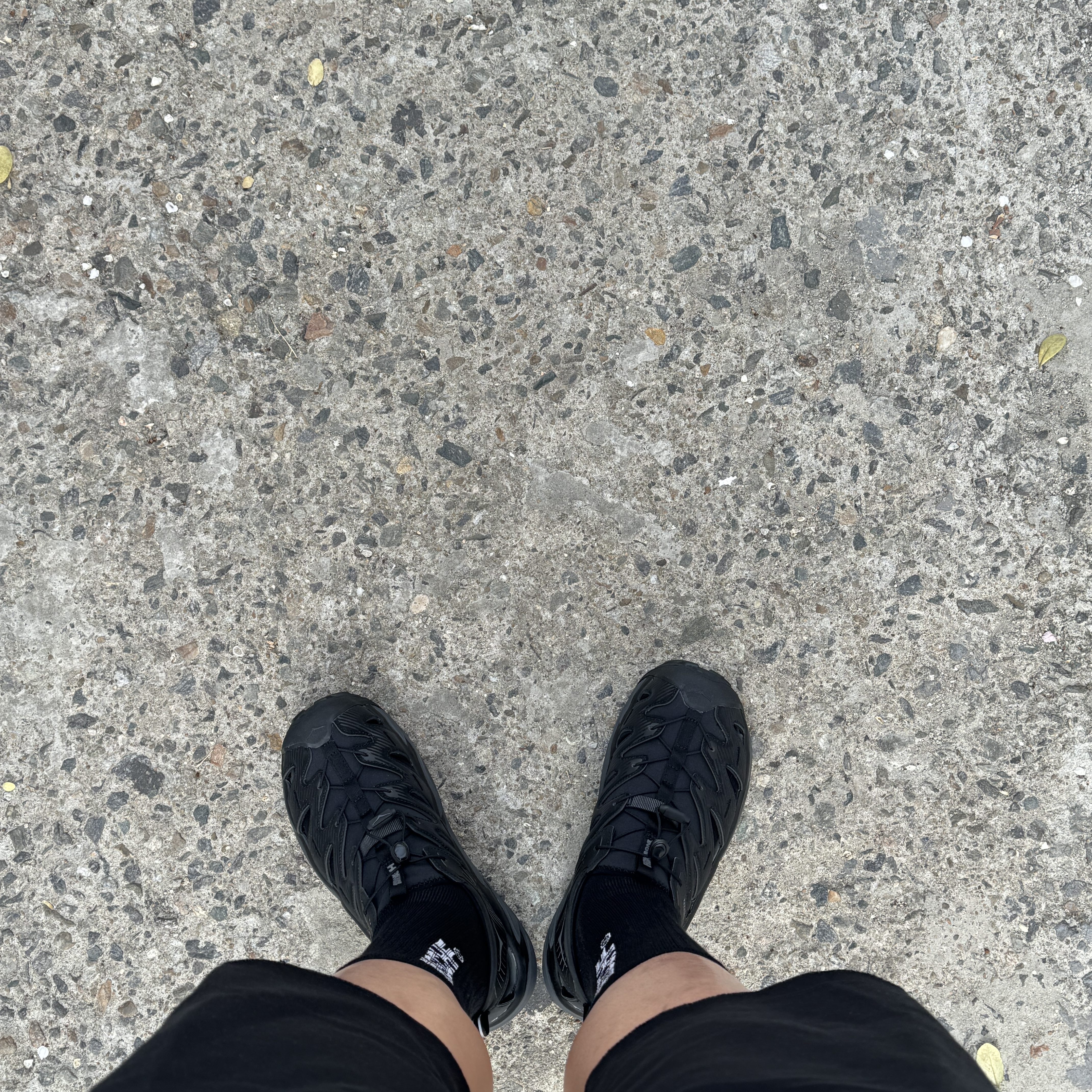 Hoka Hopara Black Dark Shadow 착용 스타일 - 2