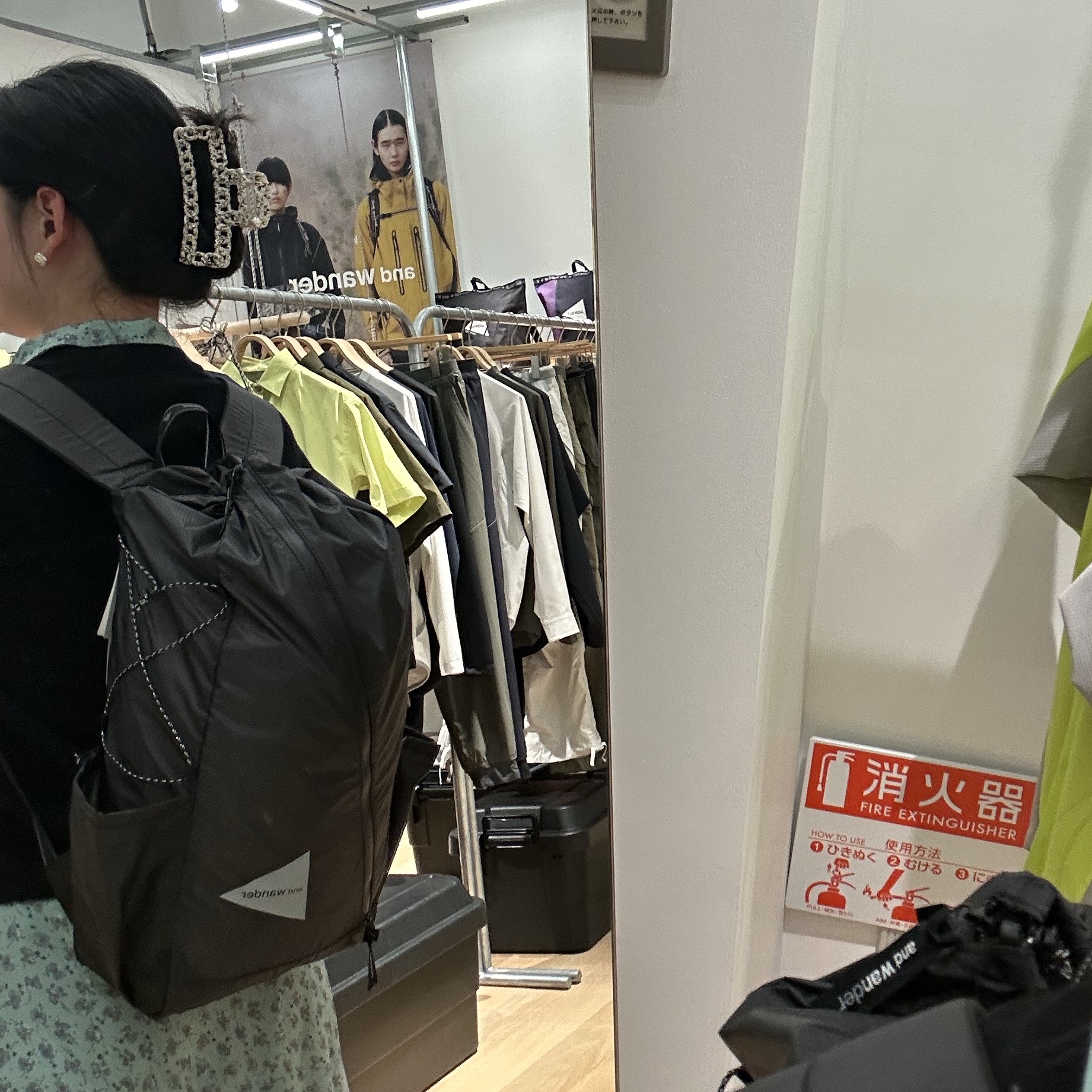 And Wander Sil Daypack Charcoal 착용 스타일 - 1
