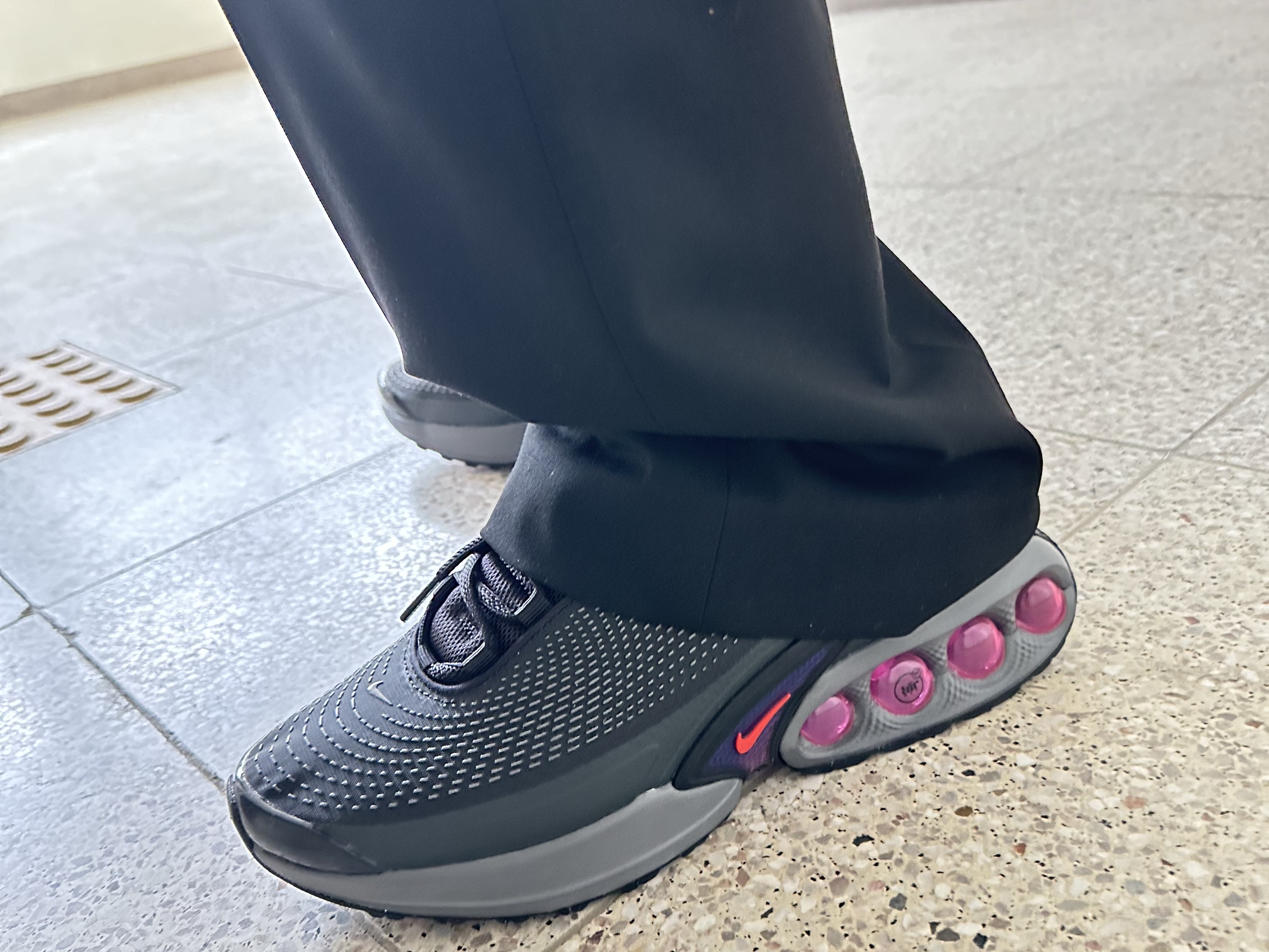 Nike Air Max Dn Black Light Crimson 착용 스타일