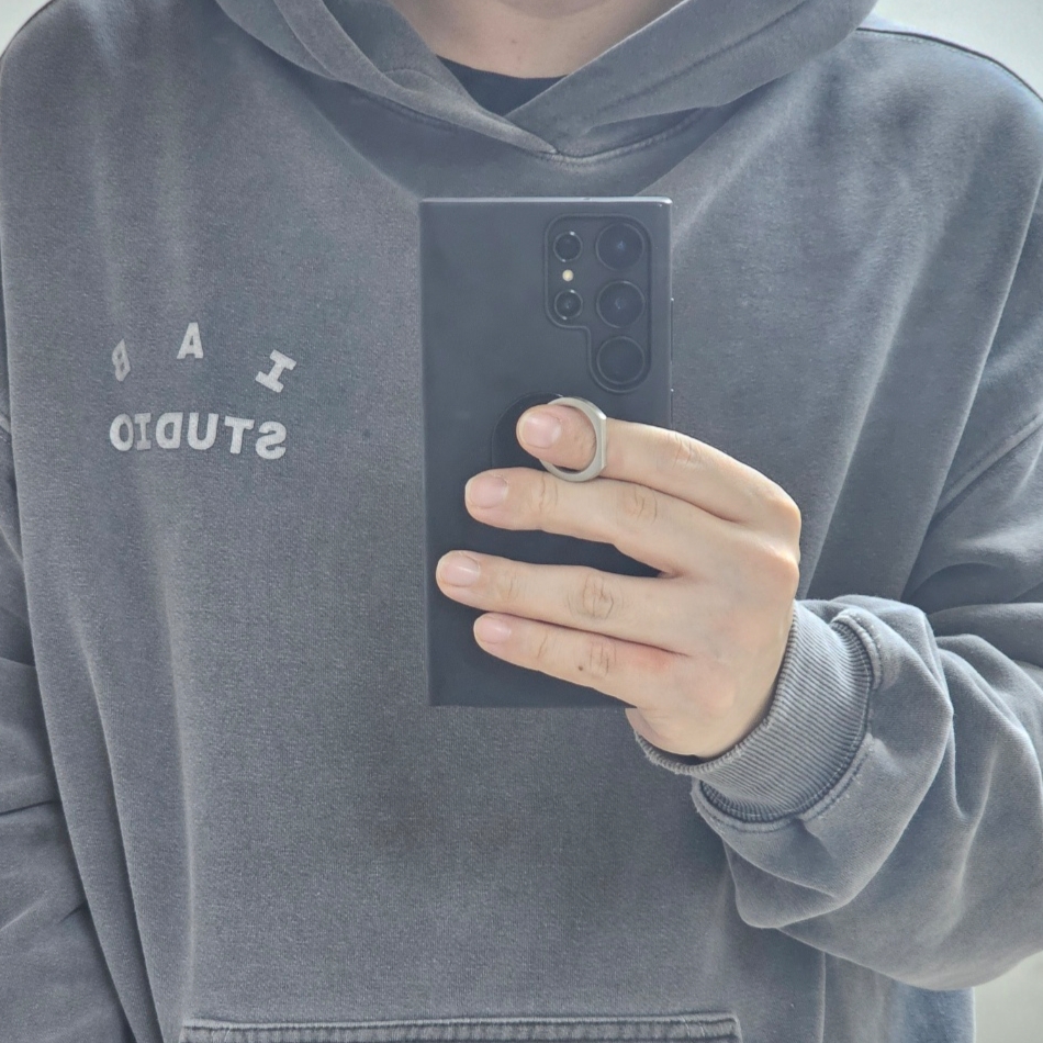 IAB Studio Pigment Hoodie Black 착용 스타일 - 1