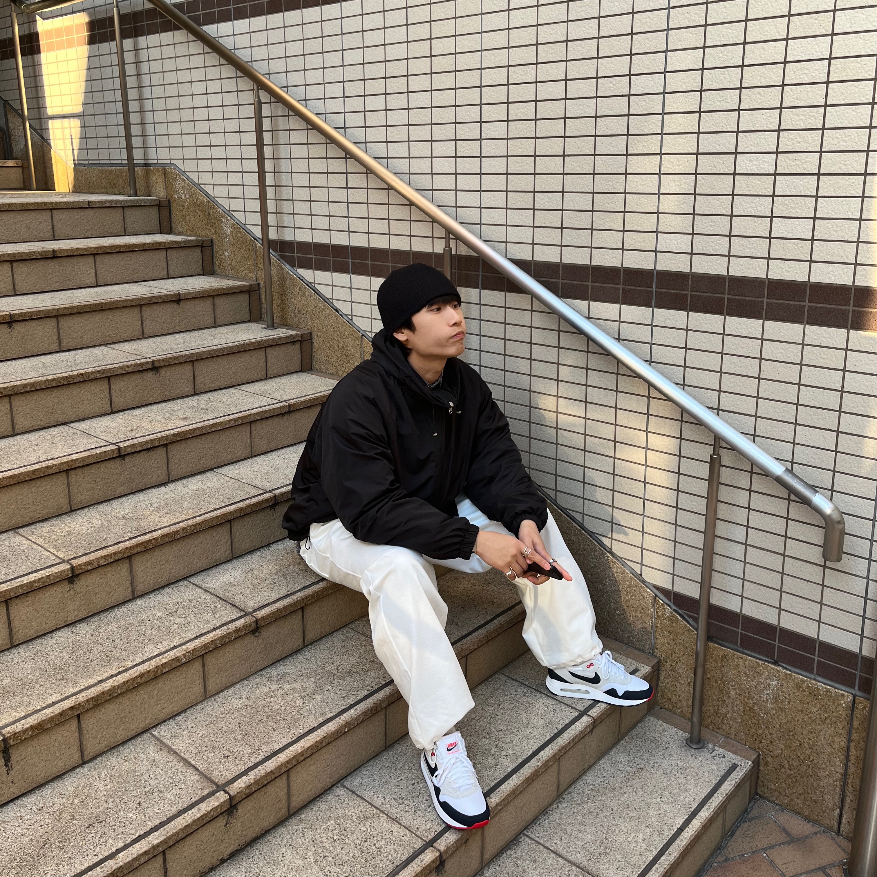 Nike Air Max 1 '86 Dark Obsidian and University Red 착용 스타일 - 1