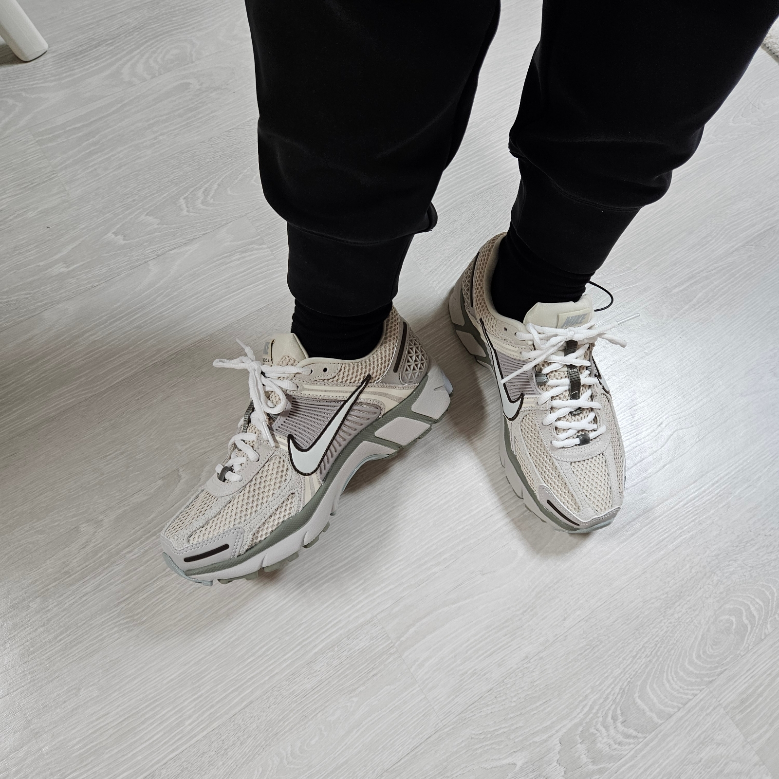 Nike Zoom Vomero 5 SE Light Orewood Brown 착용 스타일