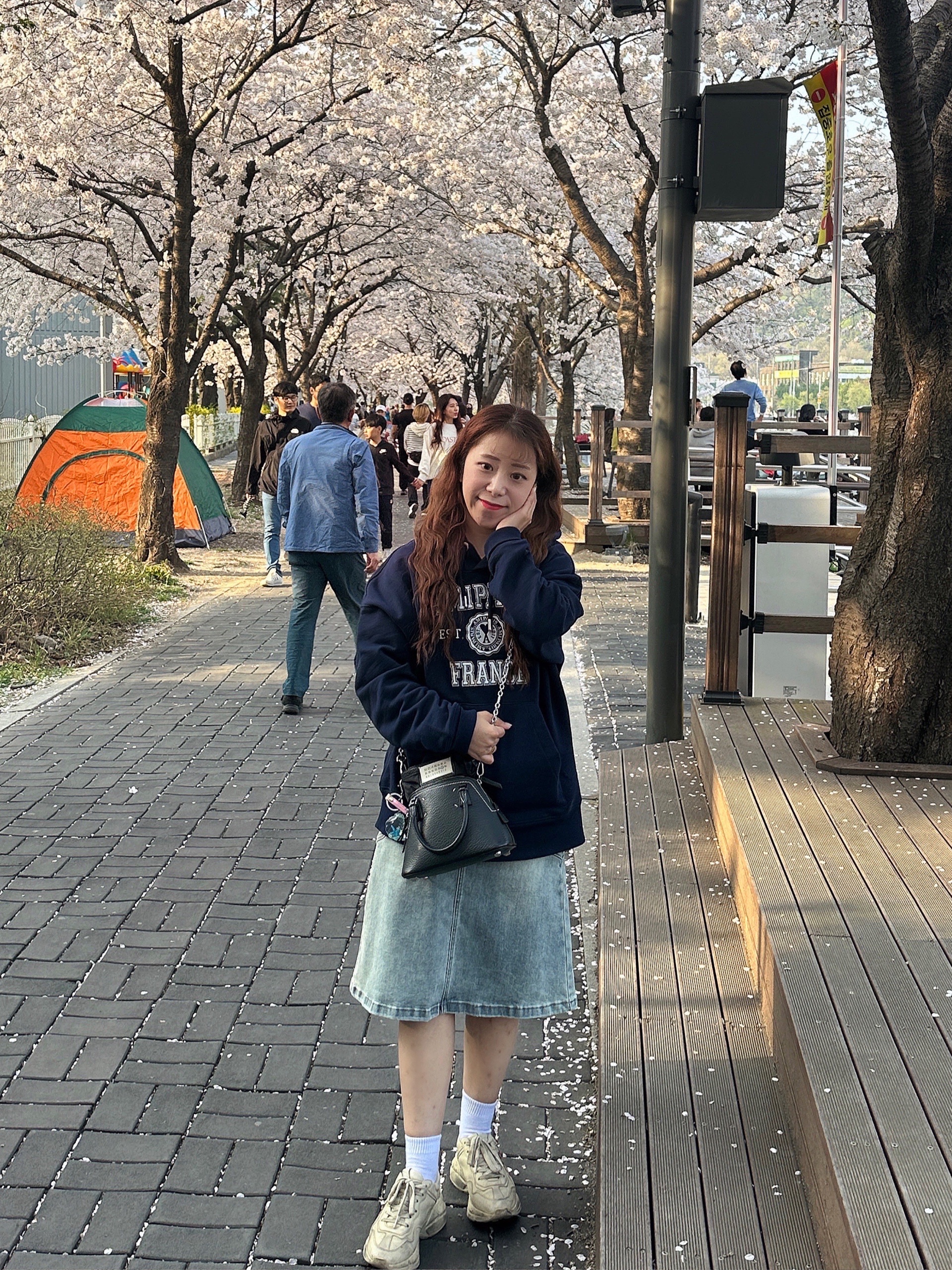 AMI Paris France Hoodie Nautic Blue 착용 스타일