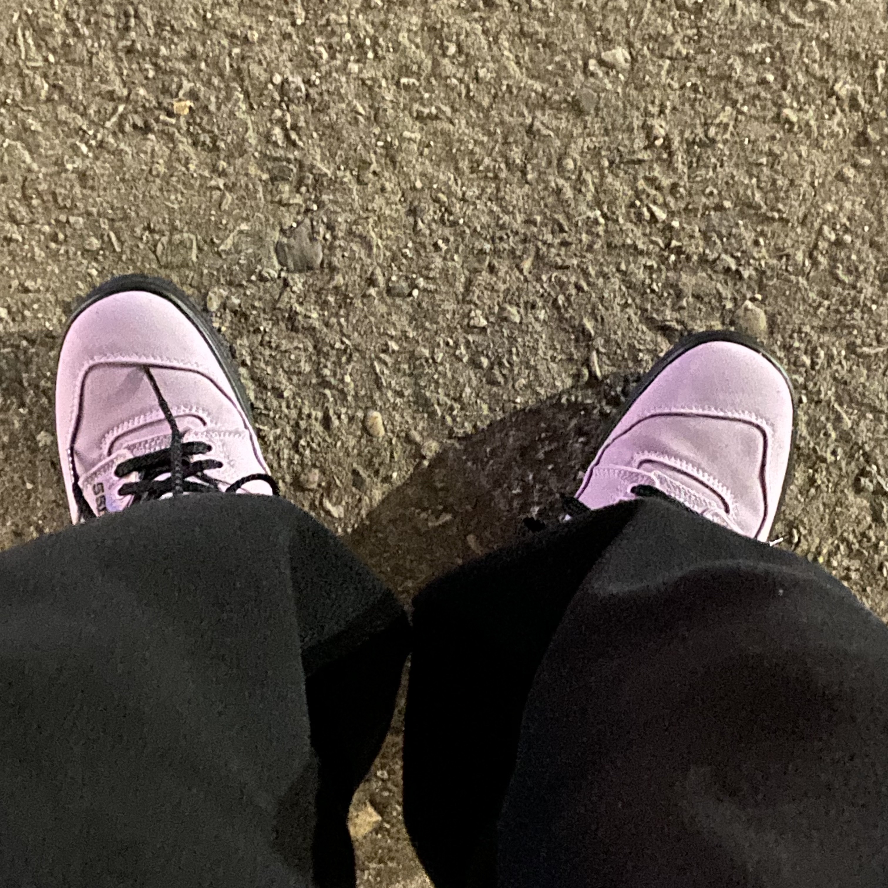 Supreme Webbing Keychain Red - 20FW, New Balance x Thisisneverthat 550 Lavender Black 착용 스타일 - 7
