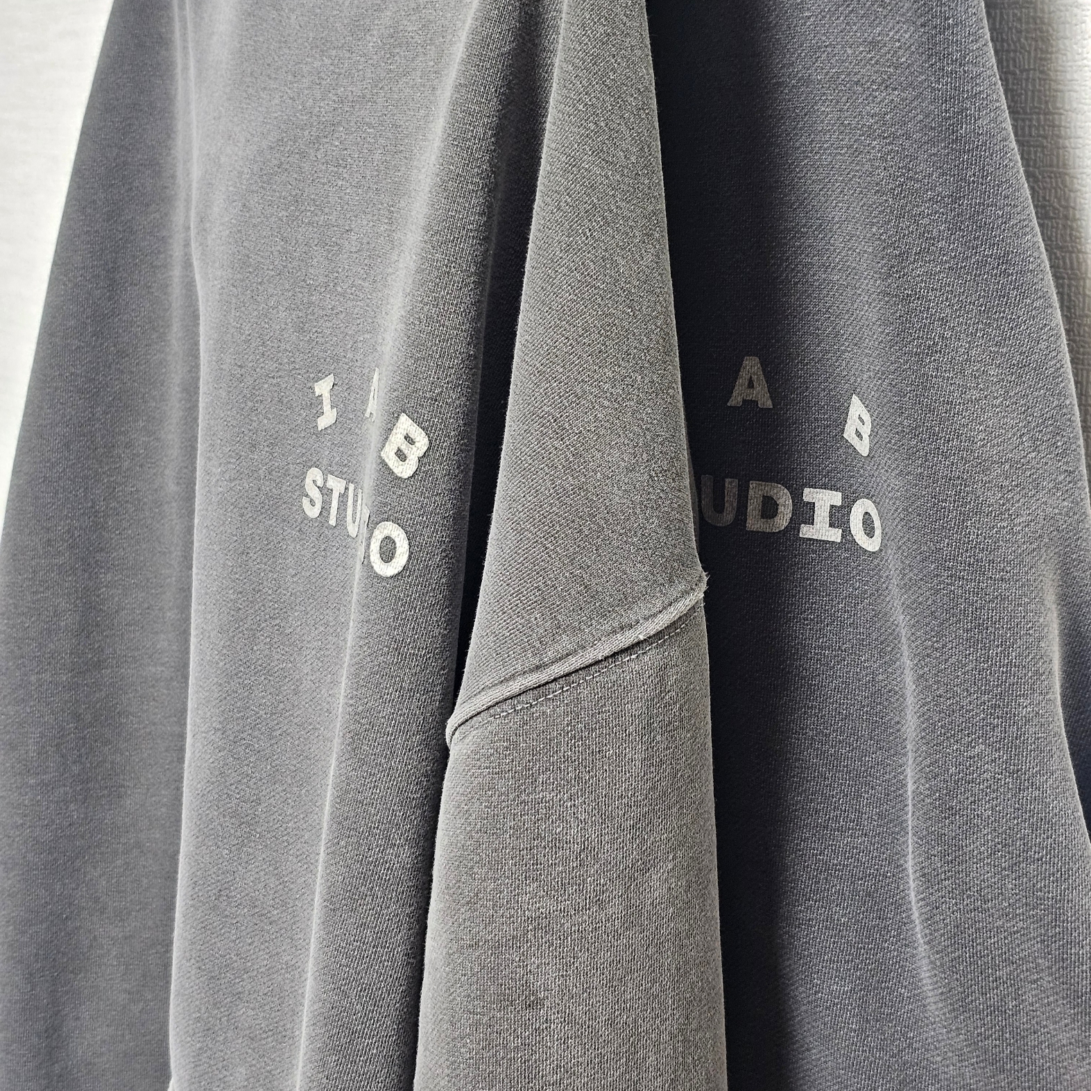 IAB Studio Pigment Hoodie Black 착용 스타일 - 2