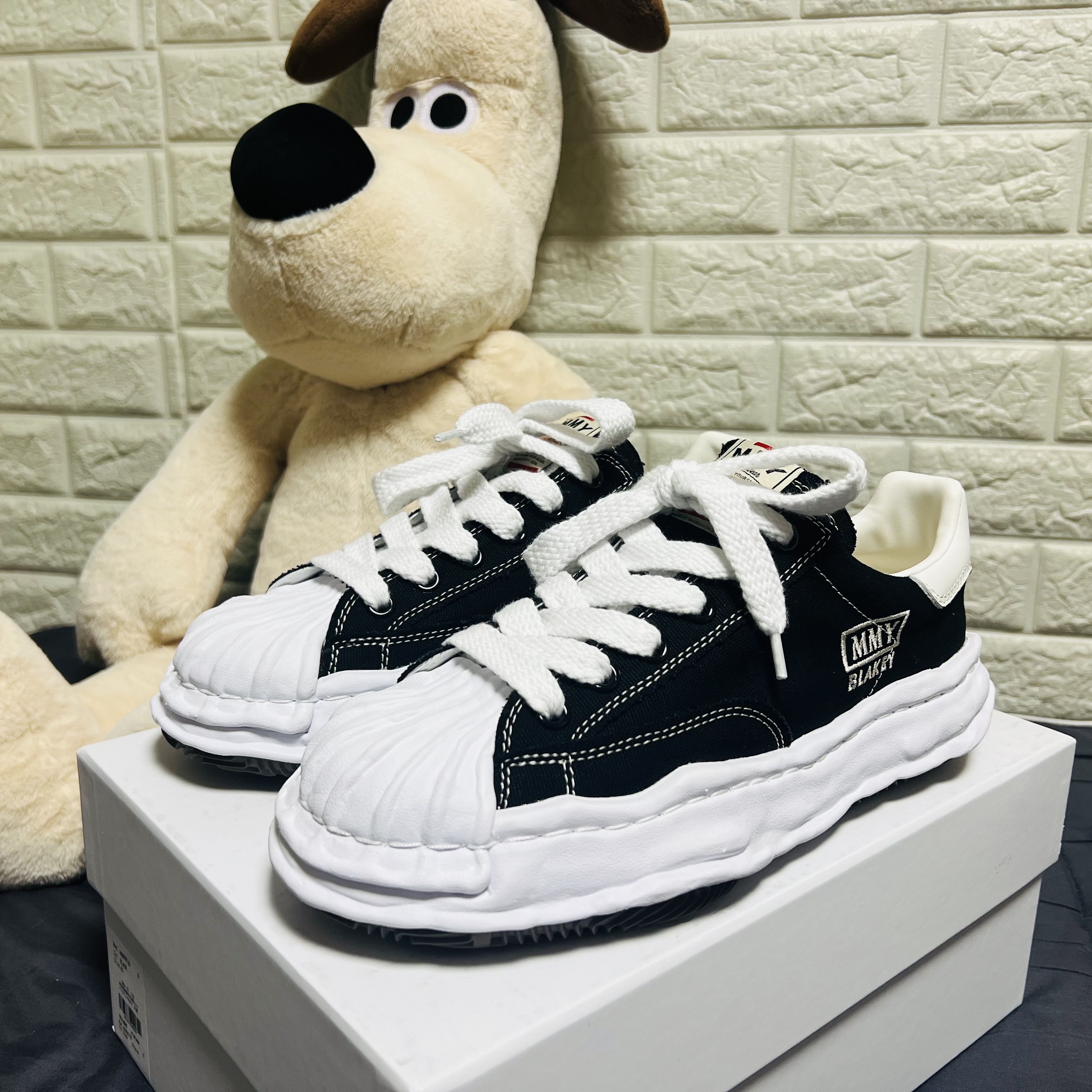 Maison Mihara Yasuhiro Blakey OG Sole Canvas Low-top Sneakers Black White 착용 스타일