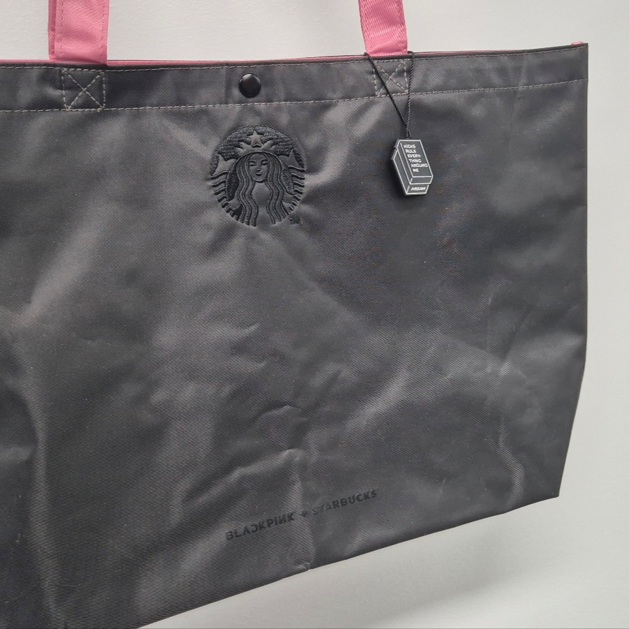 Starbucks x Blackpink Tote Bag 착용 스타일 - 2