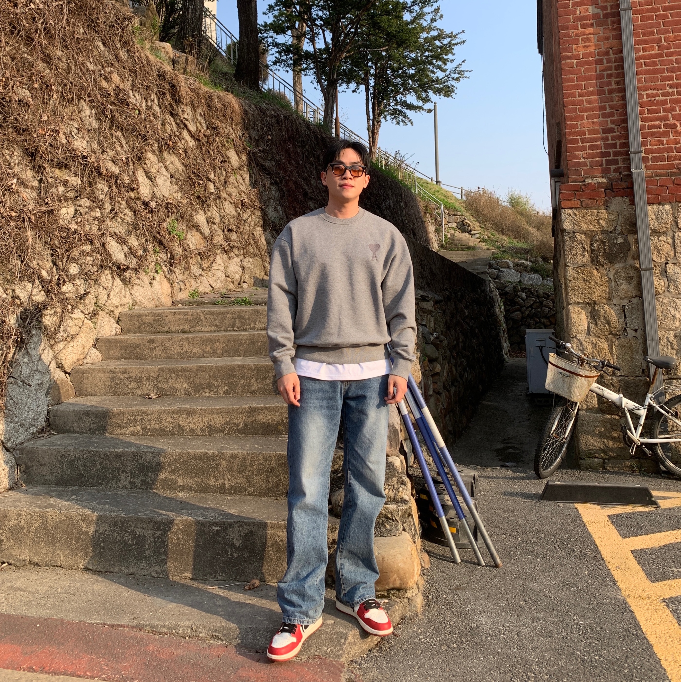 AMI de Coeur Tone-On-Tone Sweatshirt Heather Grey, Jordan 1 Retro High OG Chicago 2022 착용 스타일