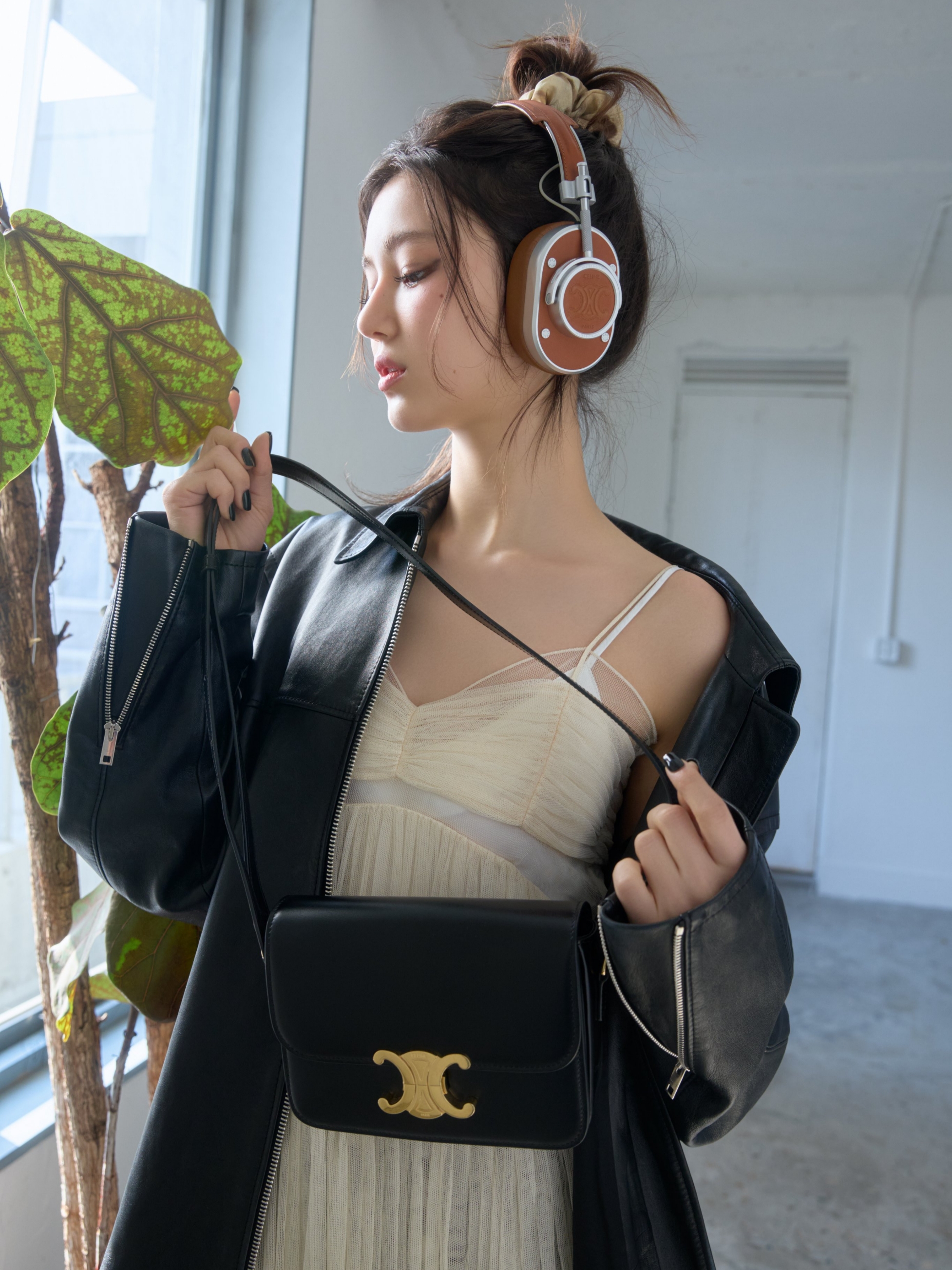 Master & Dynamic x Celine Headphones Natural Calfskin Triomphe Embossed Tan, Celine Teen Triomphe Bag in Shiny Calfskin Black 착용 스타일 - 2
