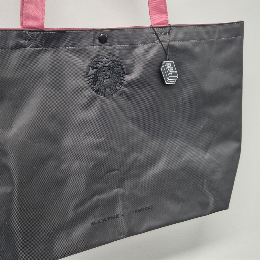 Starbucks x Blackpink Tote Bag 착용 스타일 - 3
