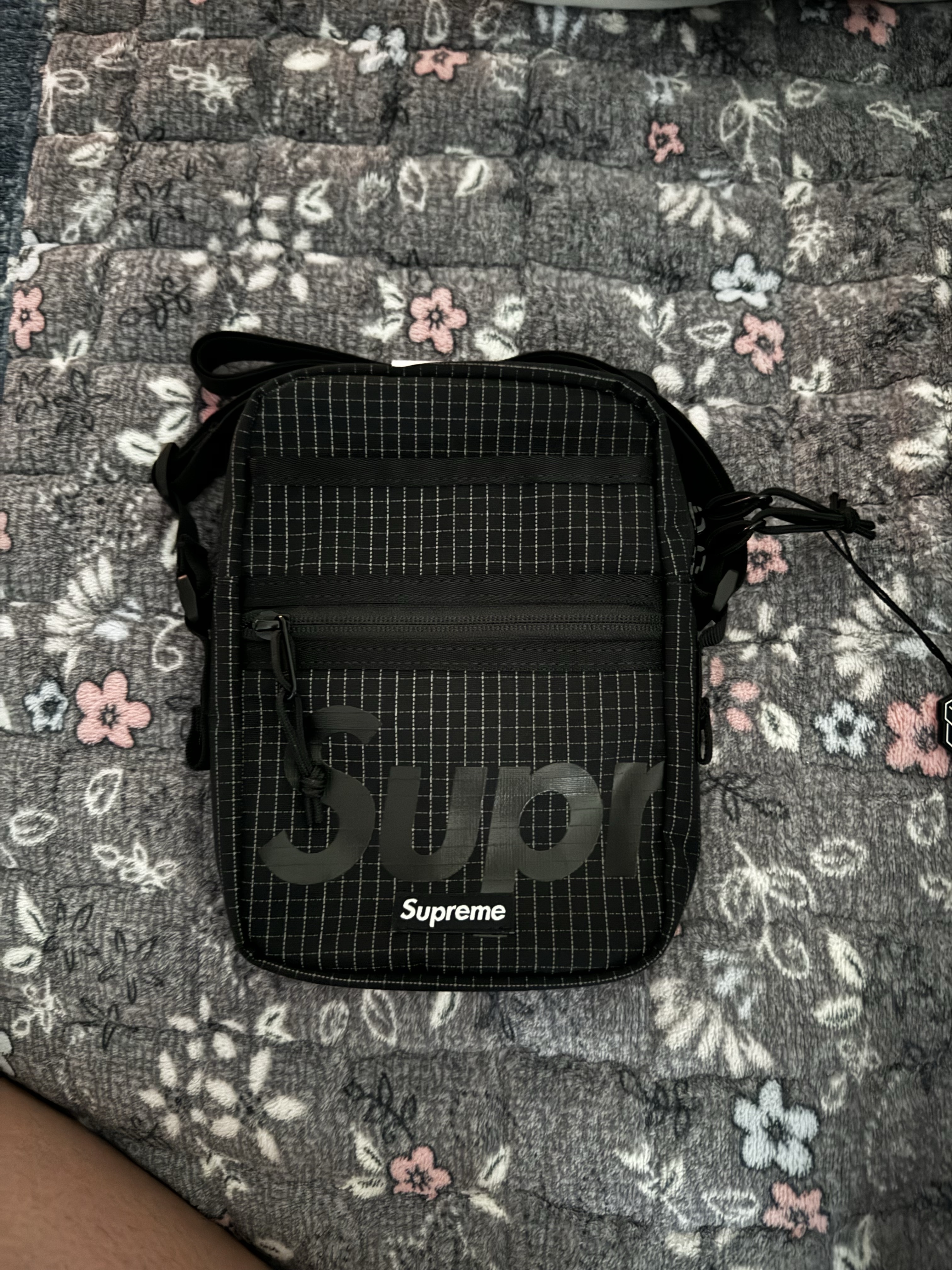 Supreme Shoulder Bag Black - 24SS 착용 스타일 - 1