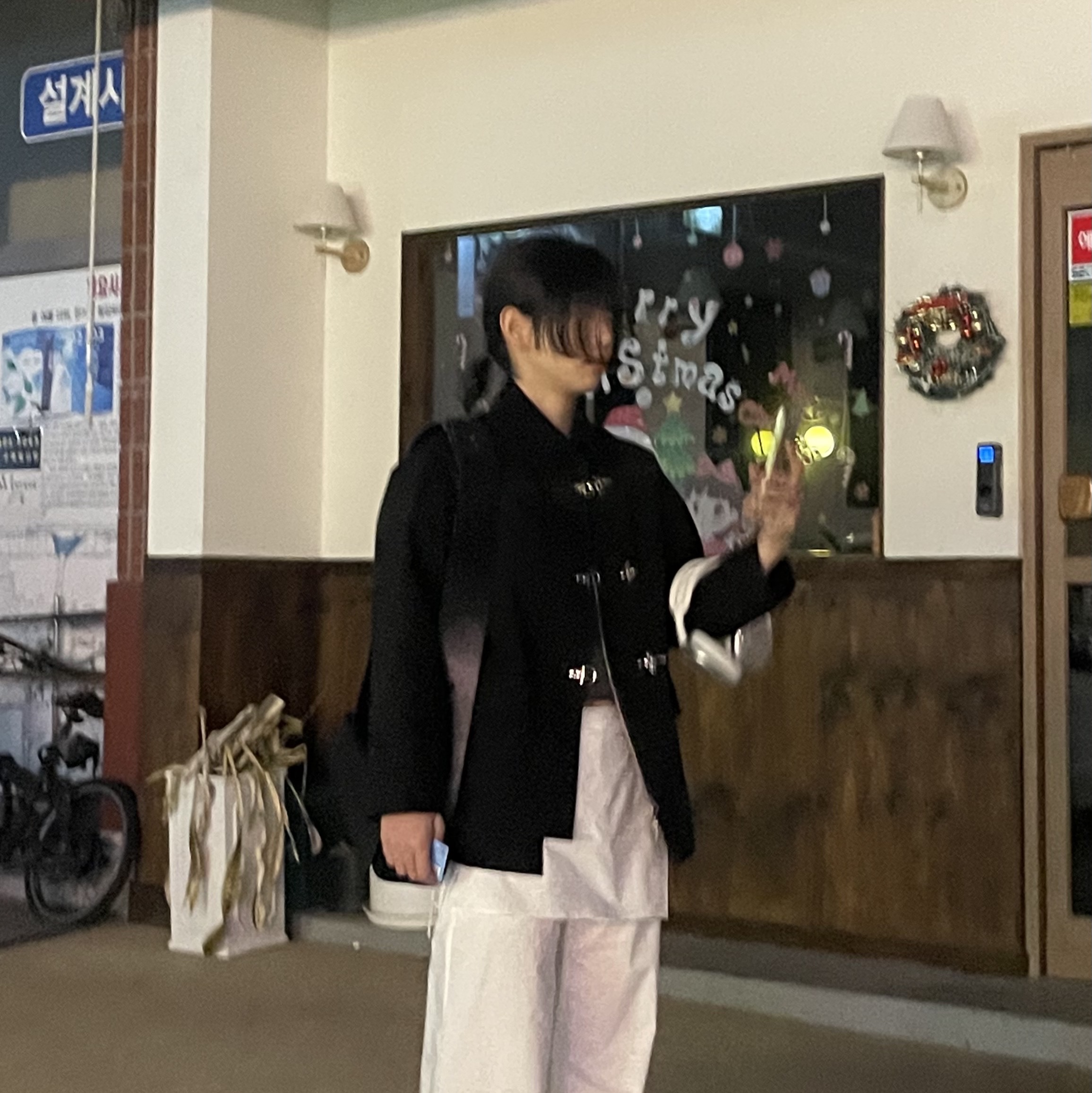Apple AirPods Max Lightning Silver (Korean Ver.), (W) Nike Air Rift Breathe White 착용 스타일 - 2