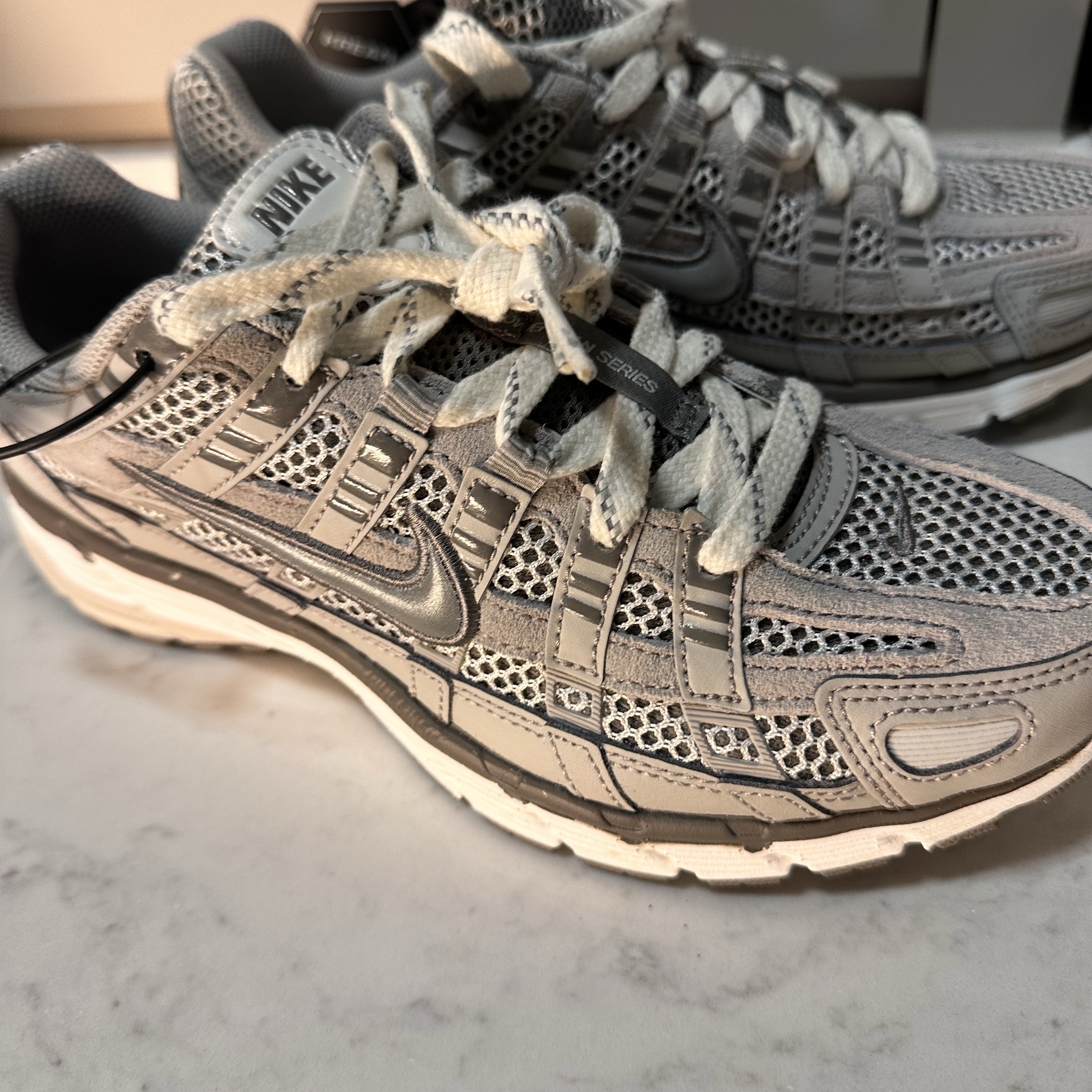 Nike P-6000 PRM Light Iron Ore 착용 스타일
