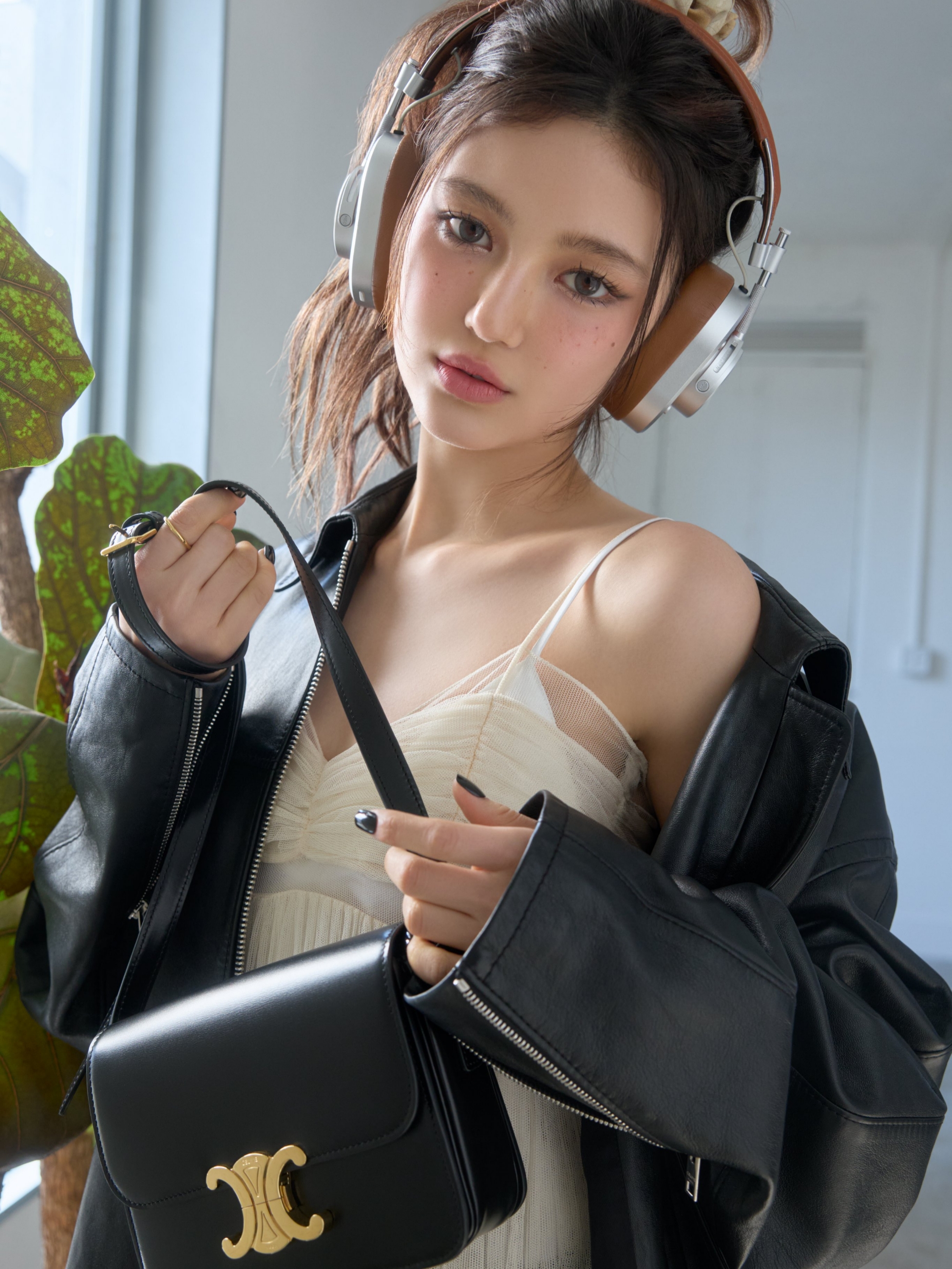 Master & Dynamic x Celine Headphones Natural Calfskin Triomphe Embossed Tan, Celine Teen Triomphe Bag in Shiny Calfskin Black 착용 스타일 - 1