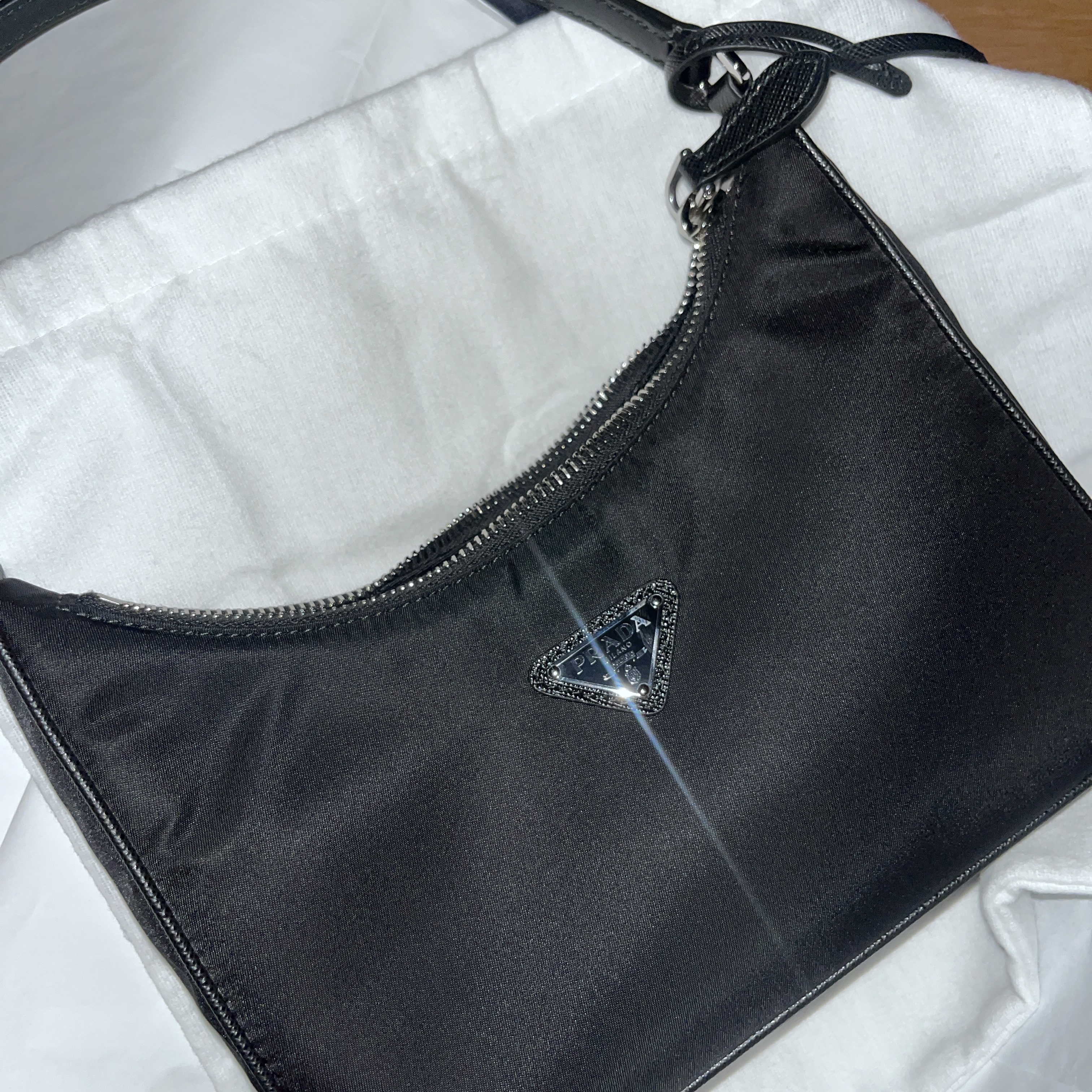 Prada Re-Edition 2005 Re-Nylon Mini Hobo Bag Black 착용 스타일