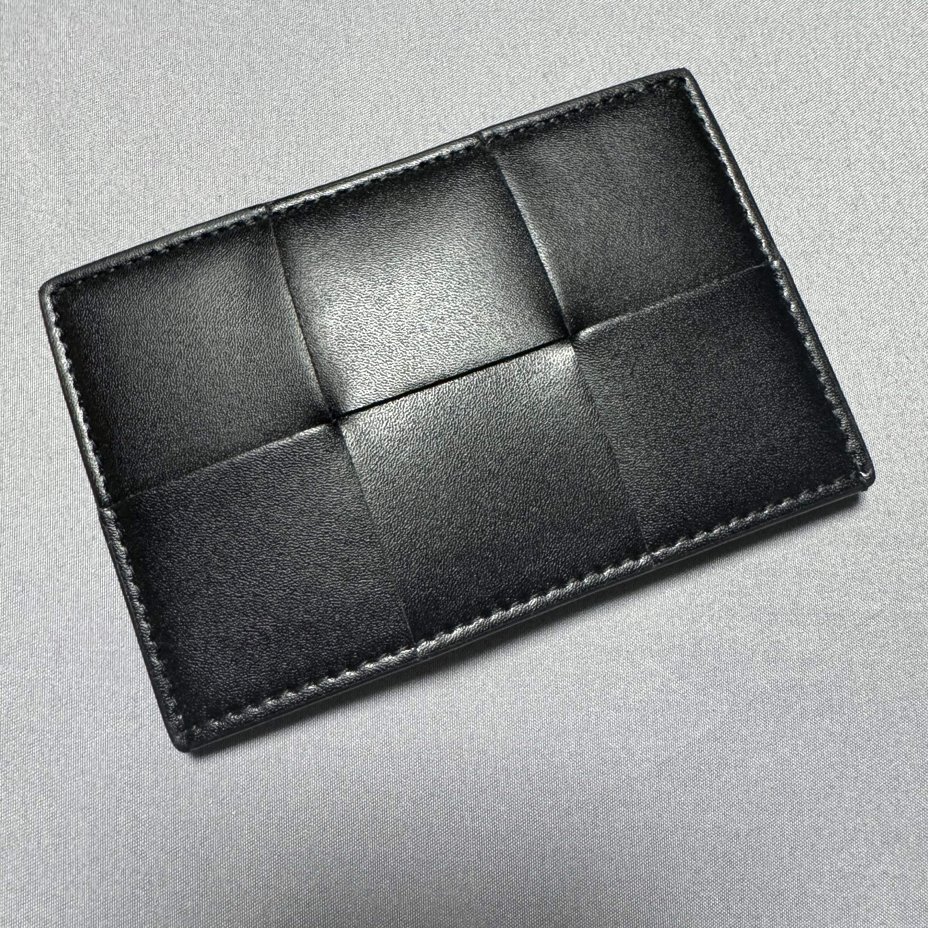 Bottega Veneta Credit Card Case Calfskin Black 착용 스타일 - 1