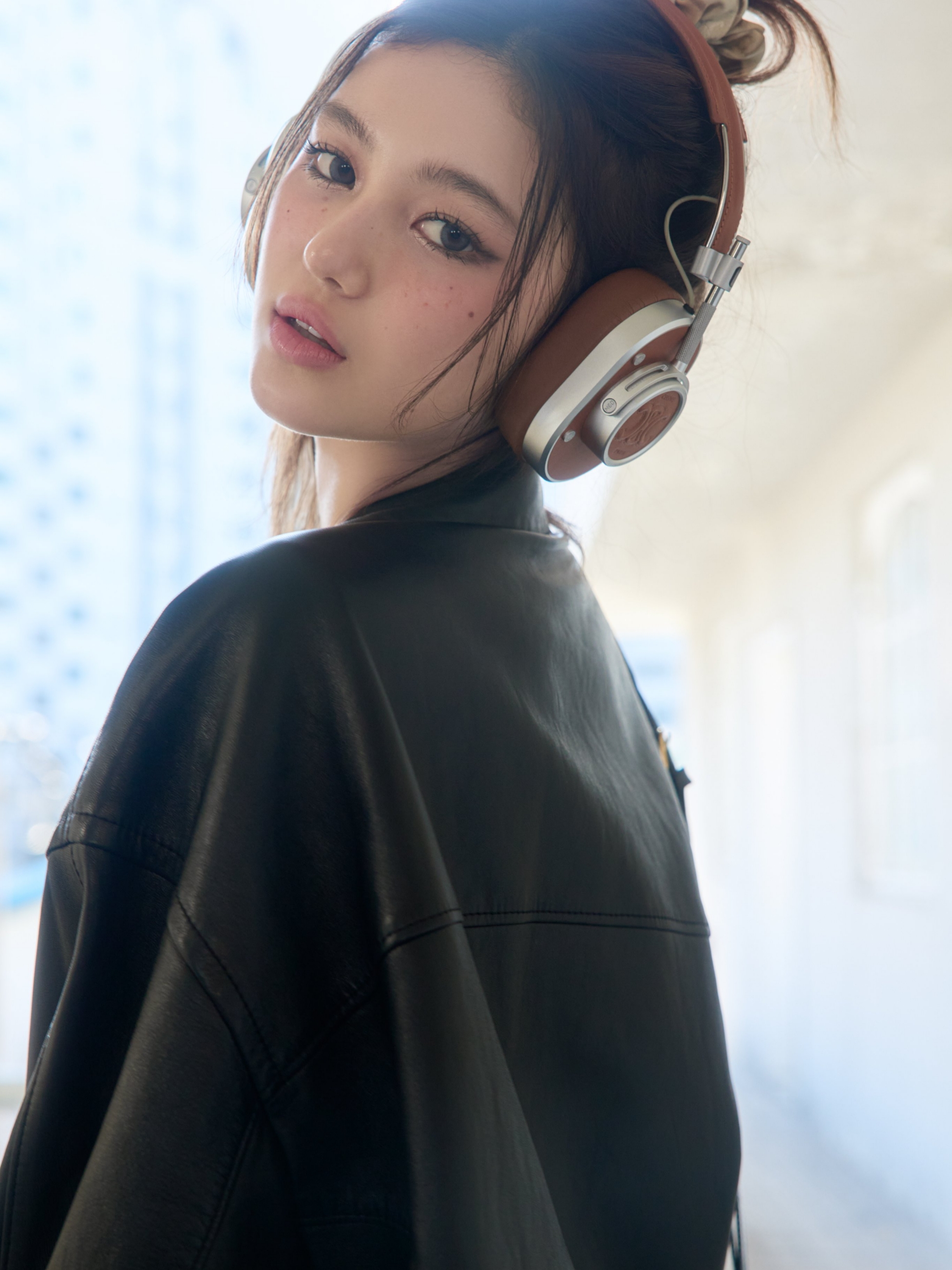 Master & Dynamic x Celine Headphones Natural Calfskin Triomphe Embossed Tan, Celine Teen Triomphe Bag in Shiny Calfskin Black 착용 스타일 - 6