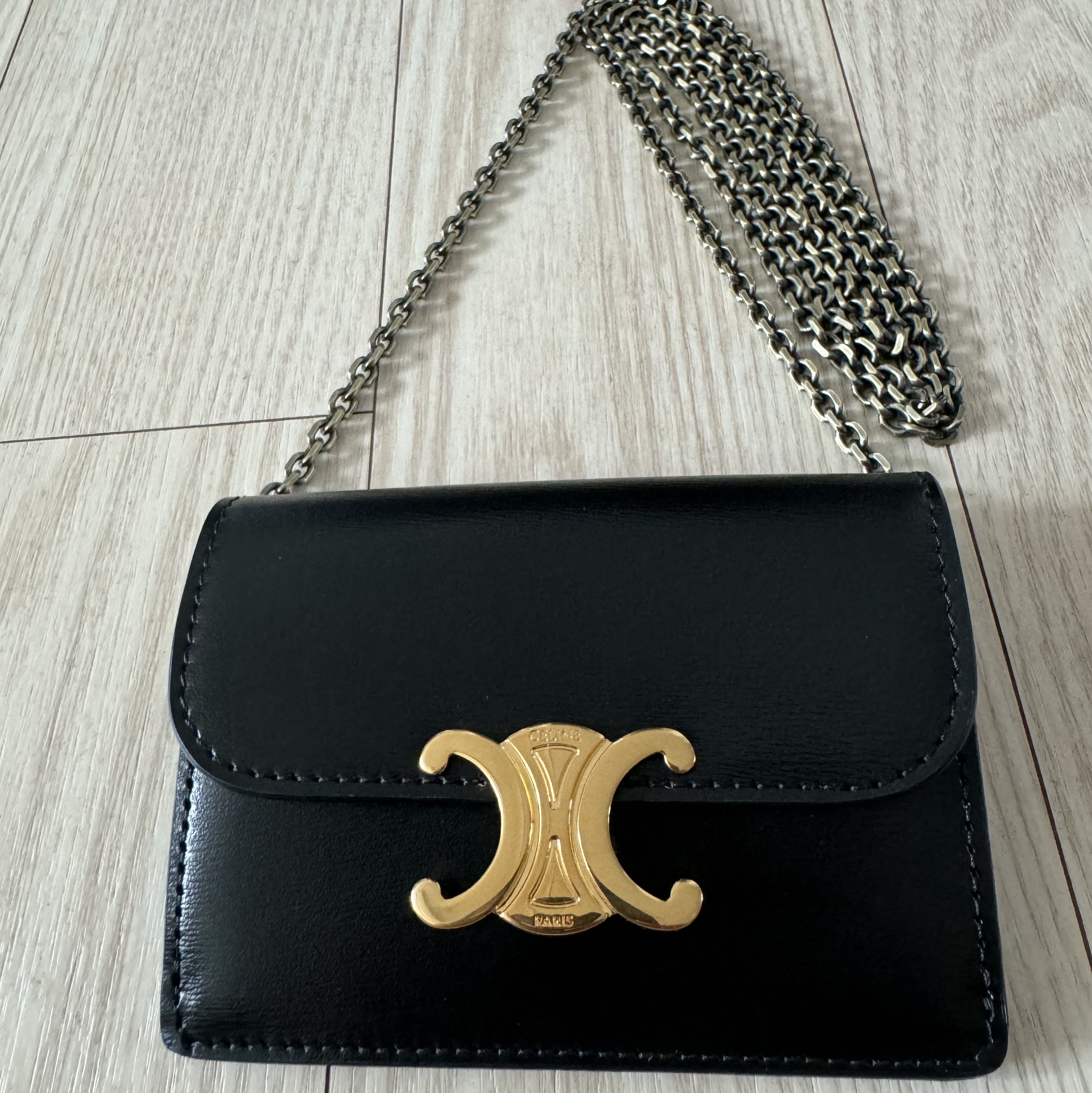 Celine Card Holder with Flap in Shiny Calfskin Black 착용 스타일 - 2