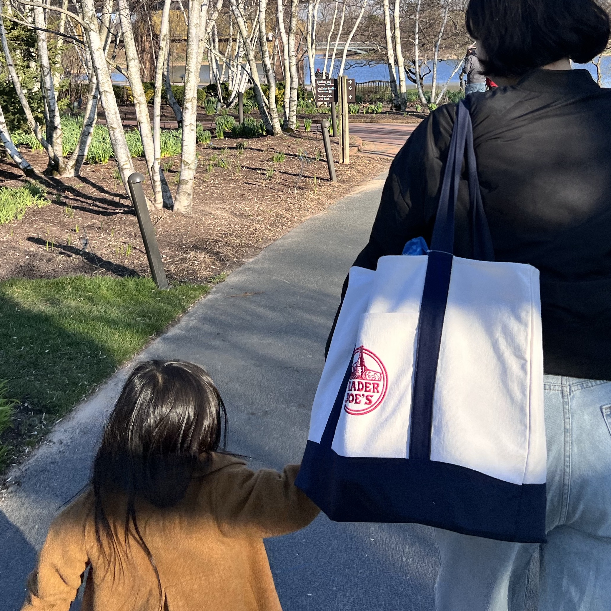 Trader Joe's Canvas Tote Bag Navy 착용 스타일 - 1