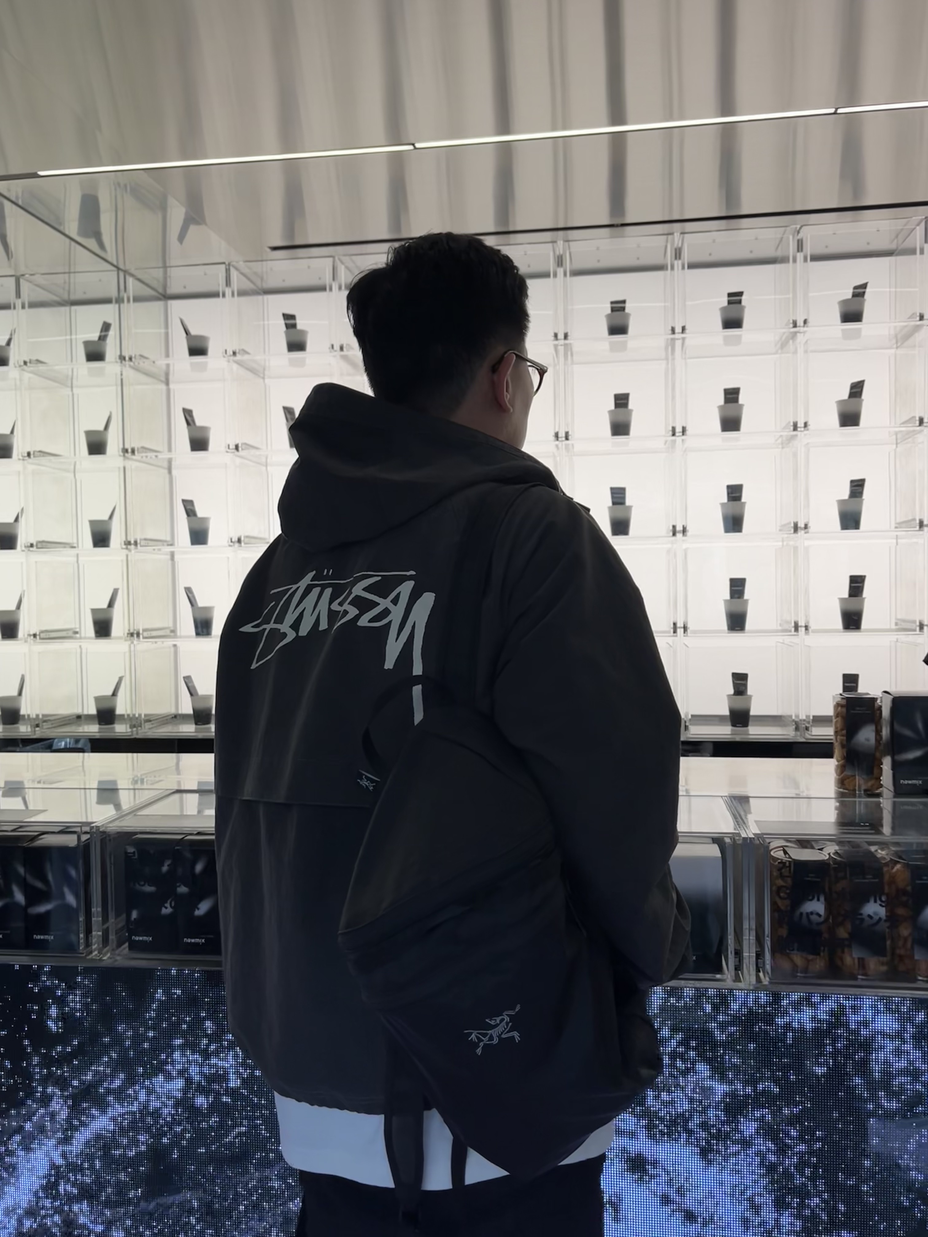 Stussy Wave Dye Beach Shell Jacket Black, Arc'teryx Heliad 15 Backpack Black 착용 스타일