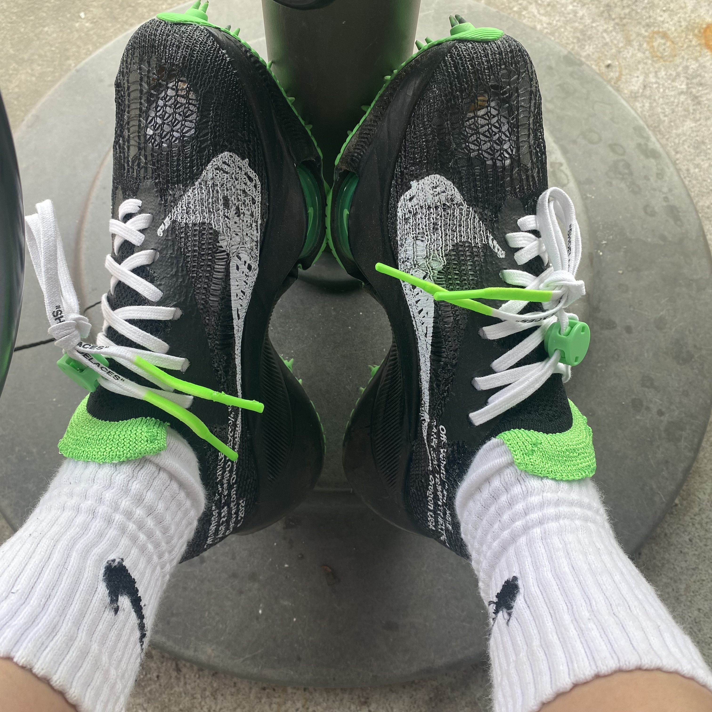 Nike x Off-White Air Zoom Tempo Next% Black 착용 스타일 - 2