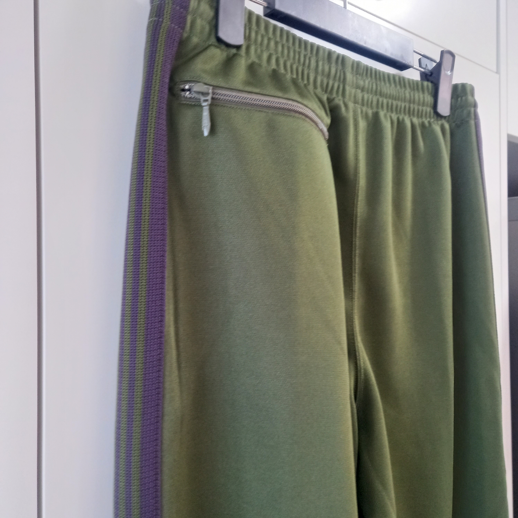 Needles Track Pants Poly Smooth Olive, Needles Narrow Track Pants Poly Smooth Olive 착용 스타일 - 2