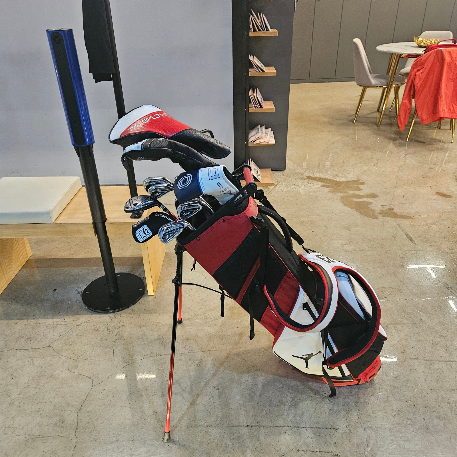 Jordan Fade Away Golf Bag White Varsity Red 착용 스타일