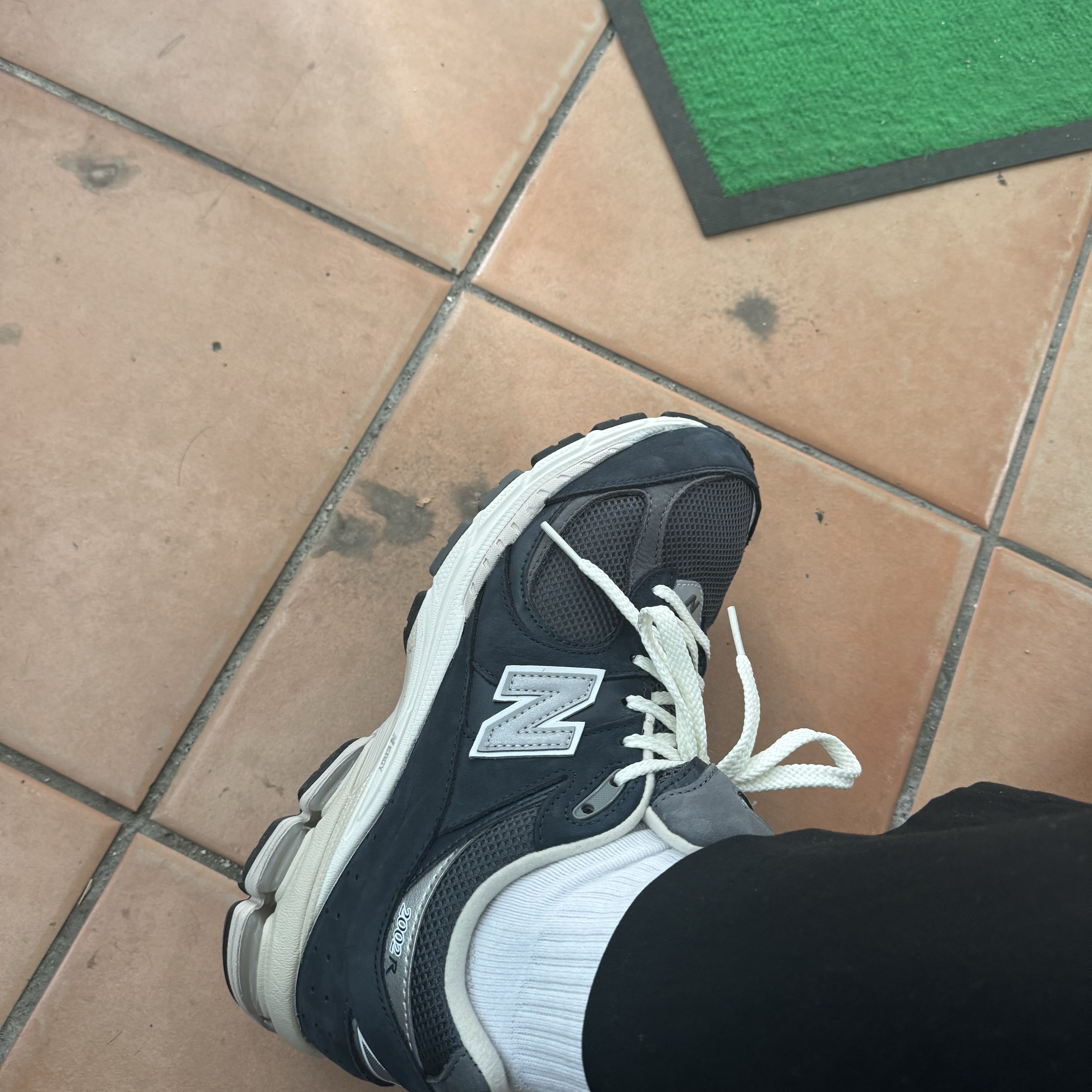 New Balance 2002R Premium Vintage Navy Grey 착용 스타일
