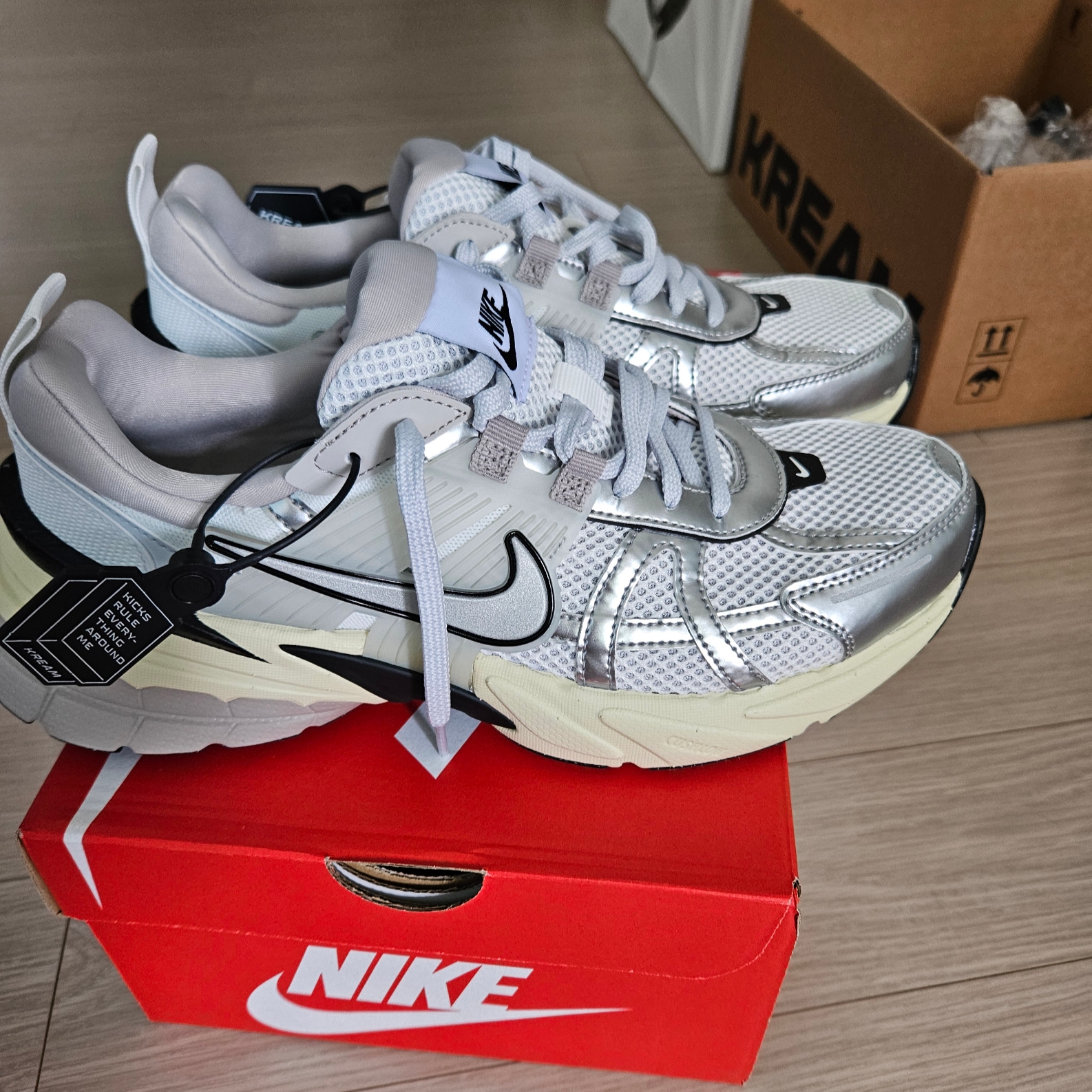 Nike V2K Run Summit White Metallic Silver 착용 스타일