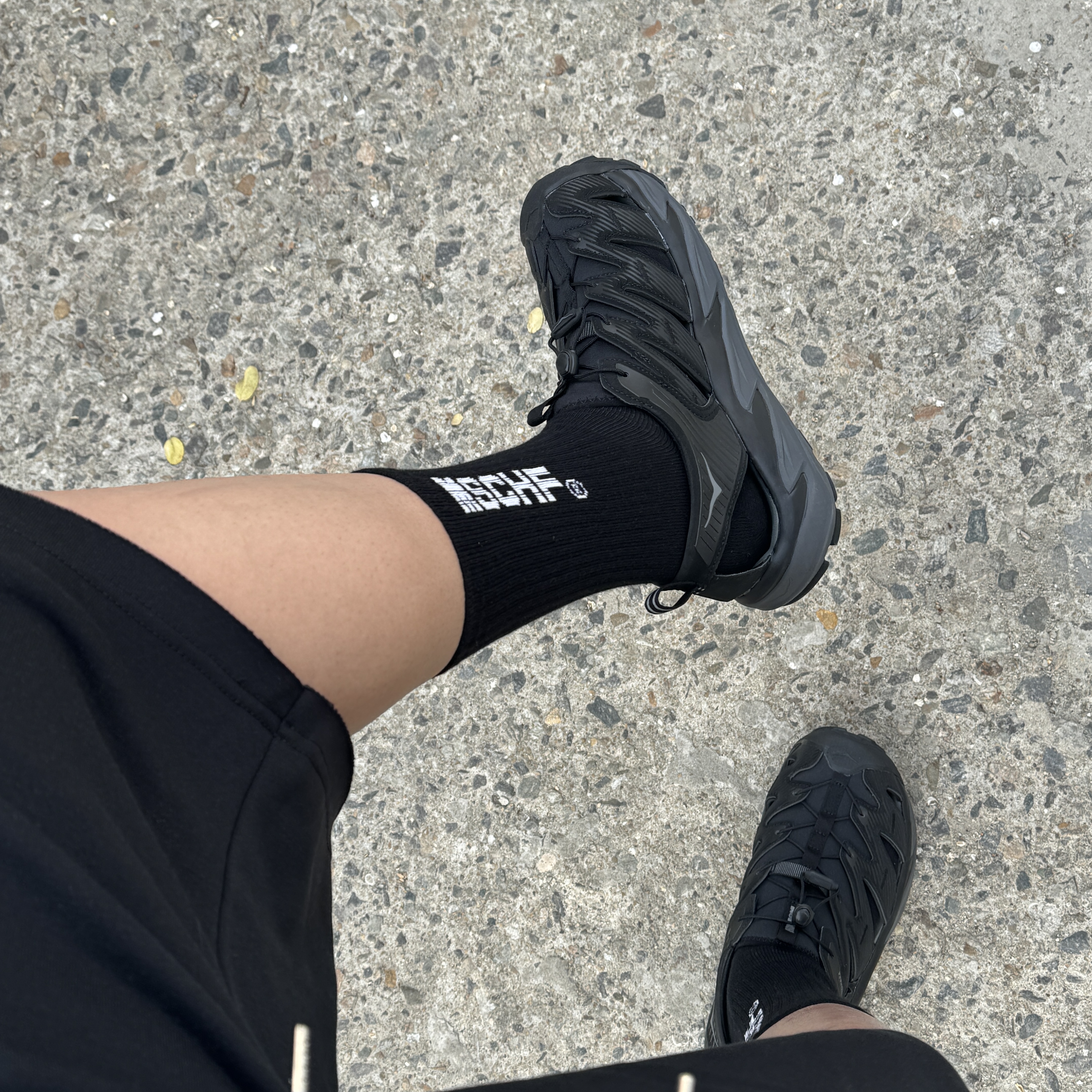 Hoka Hopara Black Dark Shadow 착용 스타일 - 1