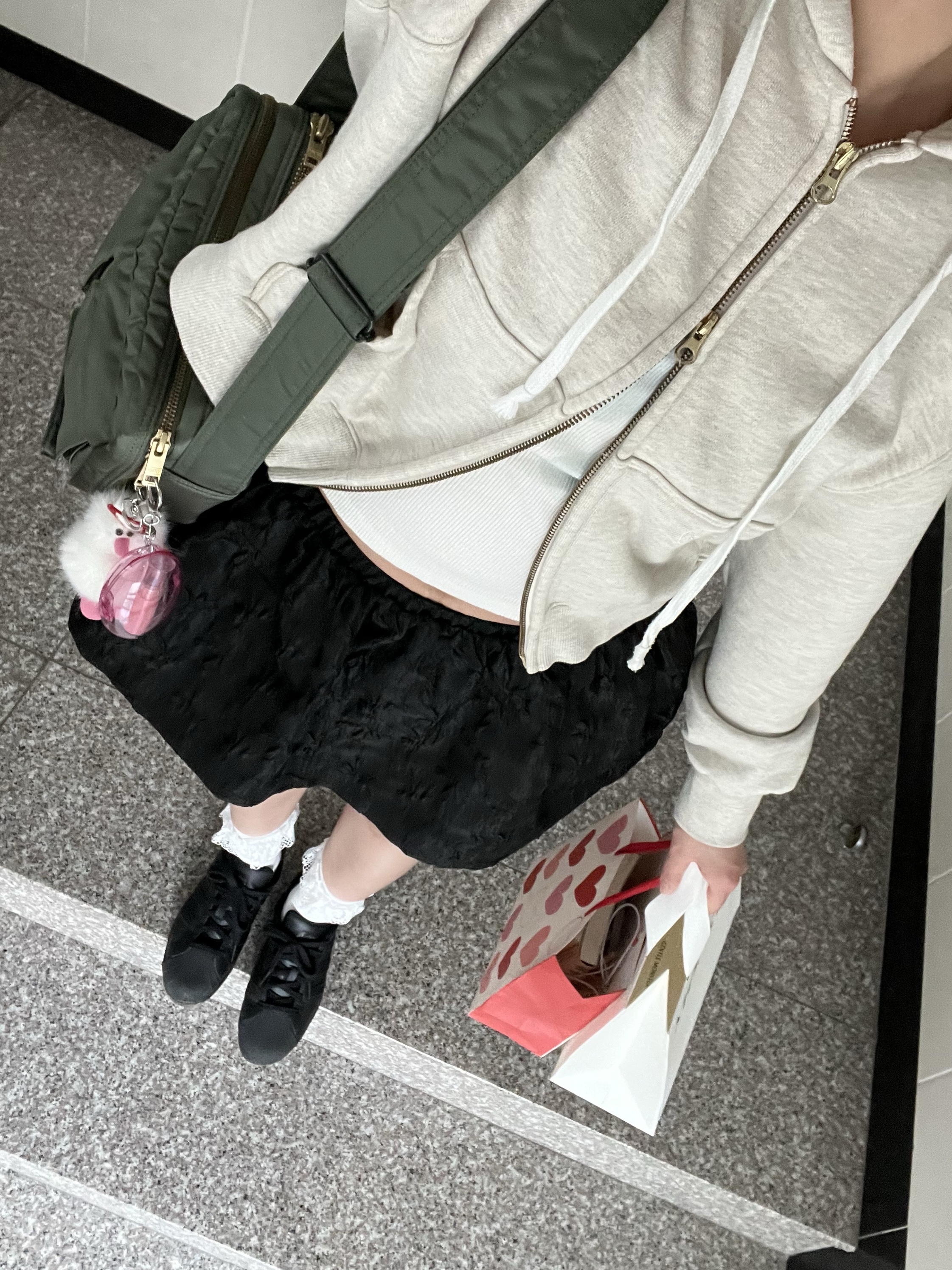 Adidas Superstar Triple Black, Porter Tanker Shoulder Bag Sage Green 착용 스타일 - 1