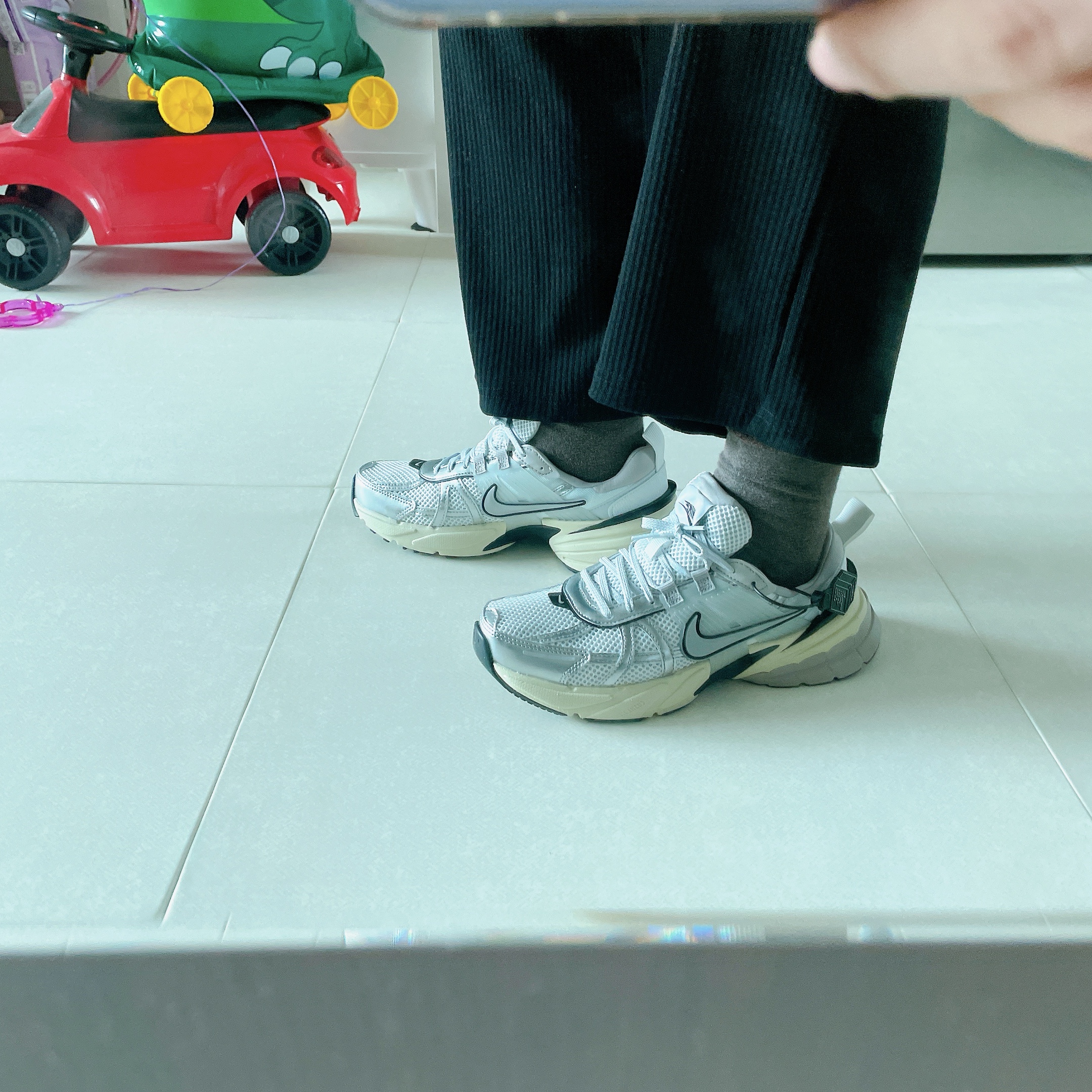 Nike V2K Run Summit White Metallic Silver 착용 스타일