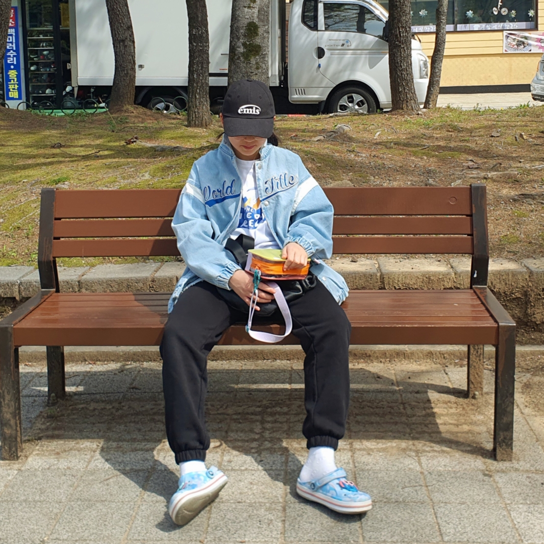 Crocs Bayaband Bubble Camo Clog Mineral Blue, Emis New Logo Emis Cap Black 착용 스타일 - 1